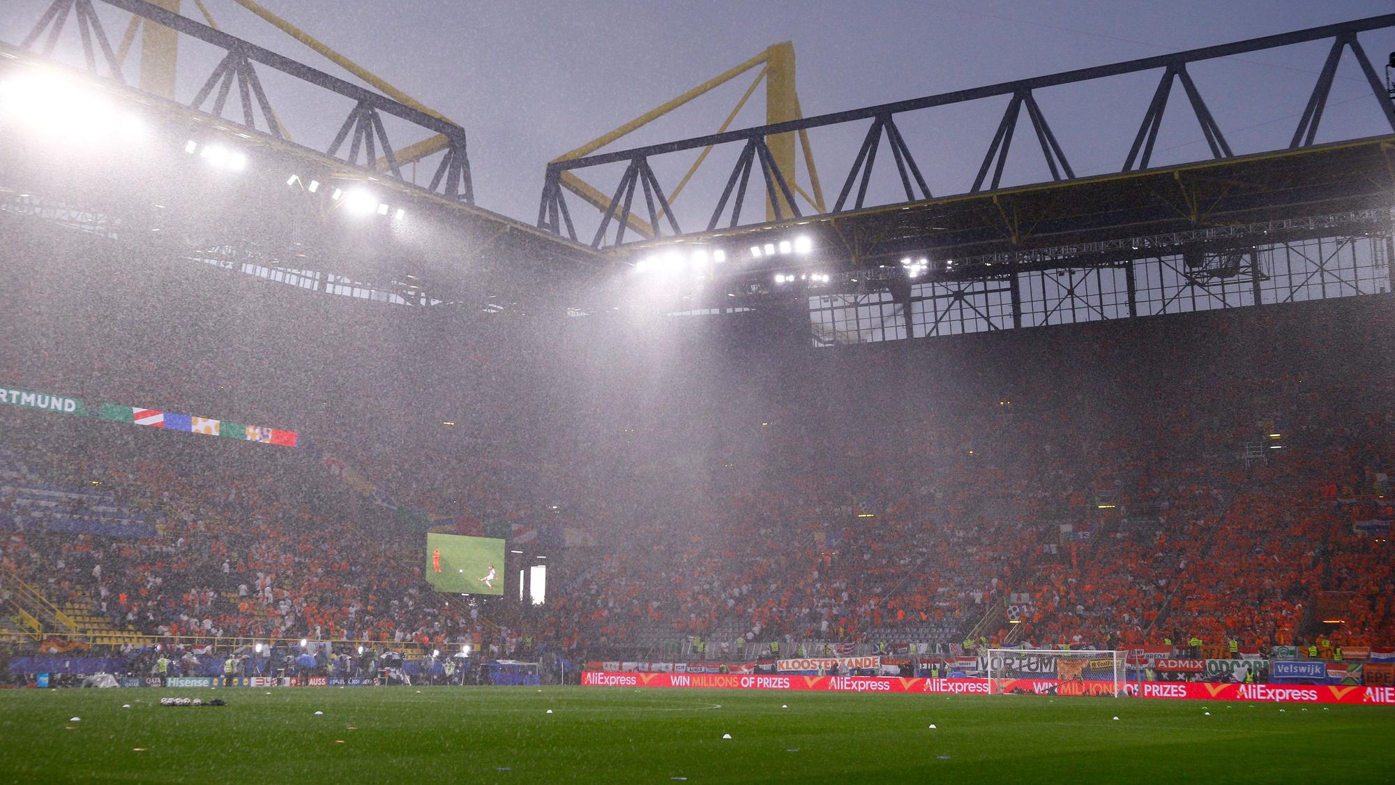 Starker Regen vor dem EM-Halbfinale zwischen England und Holland in Dortmund am Mittwoch (10. Juli 2024).