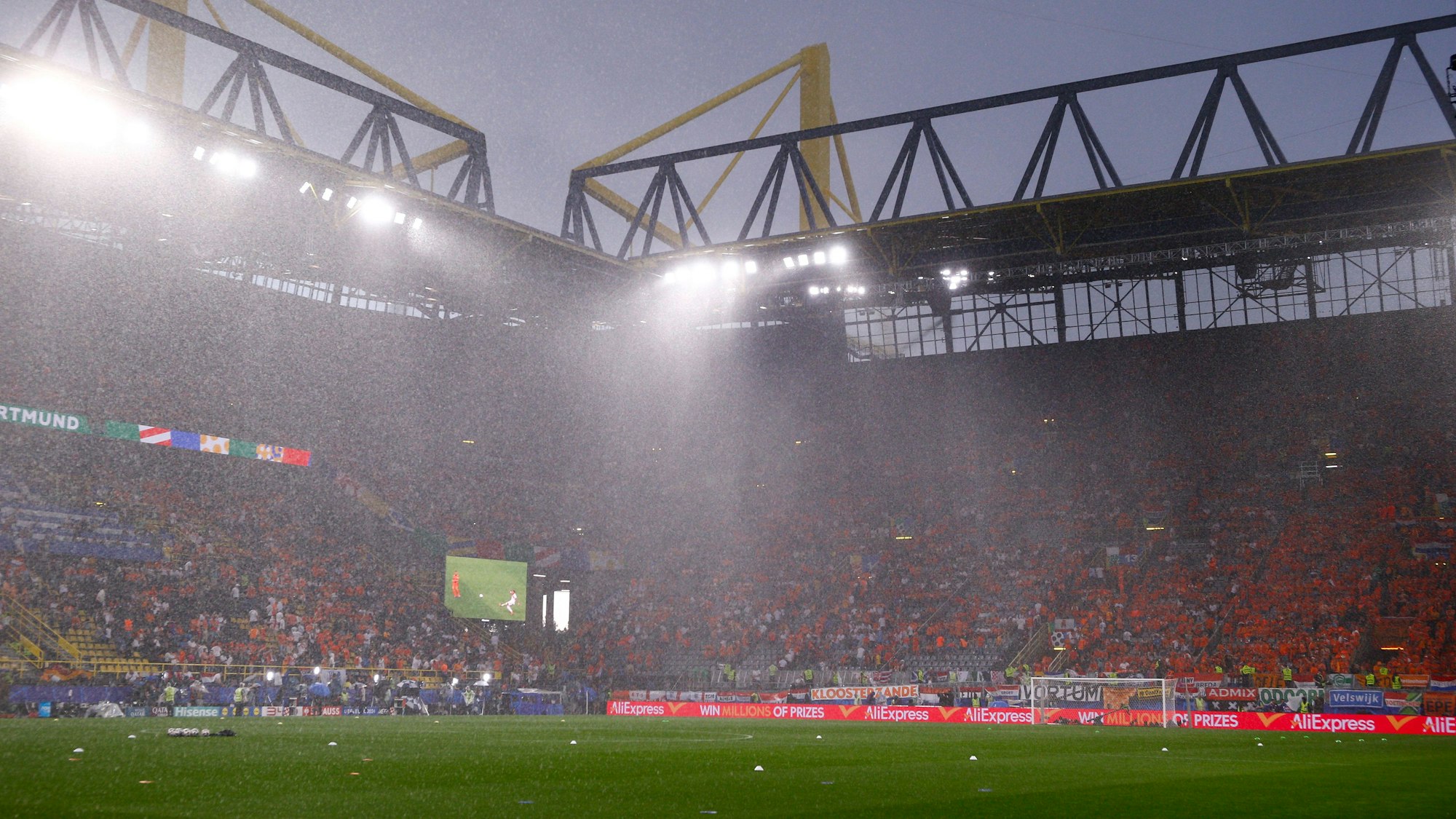 Starker Regen vor dem EM-Halbfinale zwischen England und Holland in Dortmund am Mittwoch (10. Juli 2024).