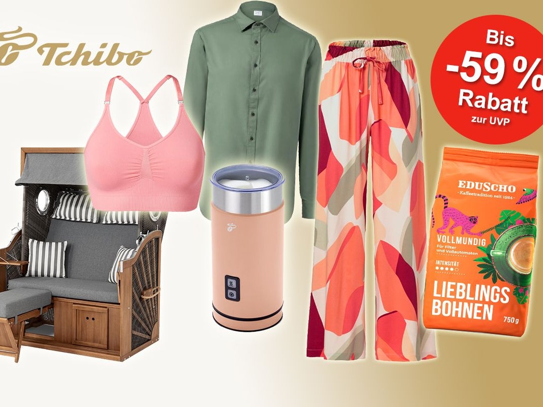 Verschiedene Produkte von Tchibo wie Klamotten, Kaffee und Zubehör vor Hintergrund in Beigetönen