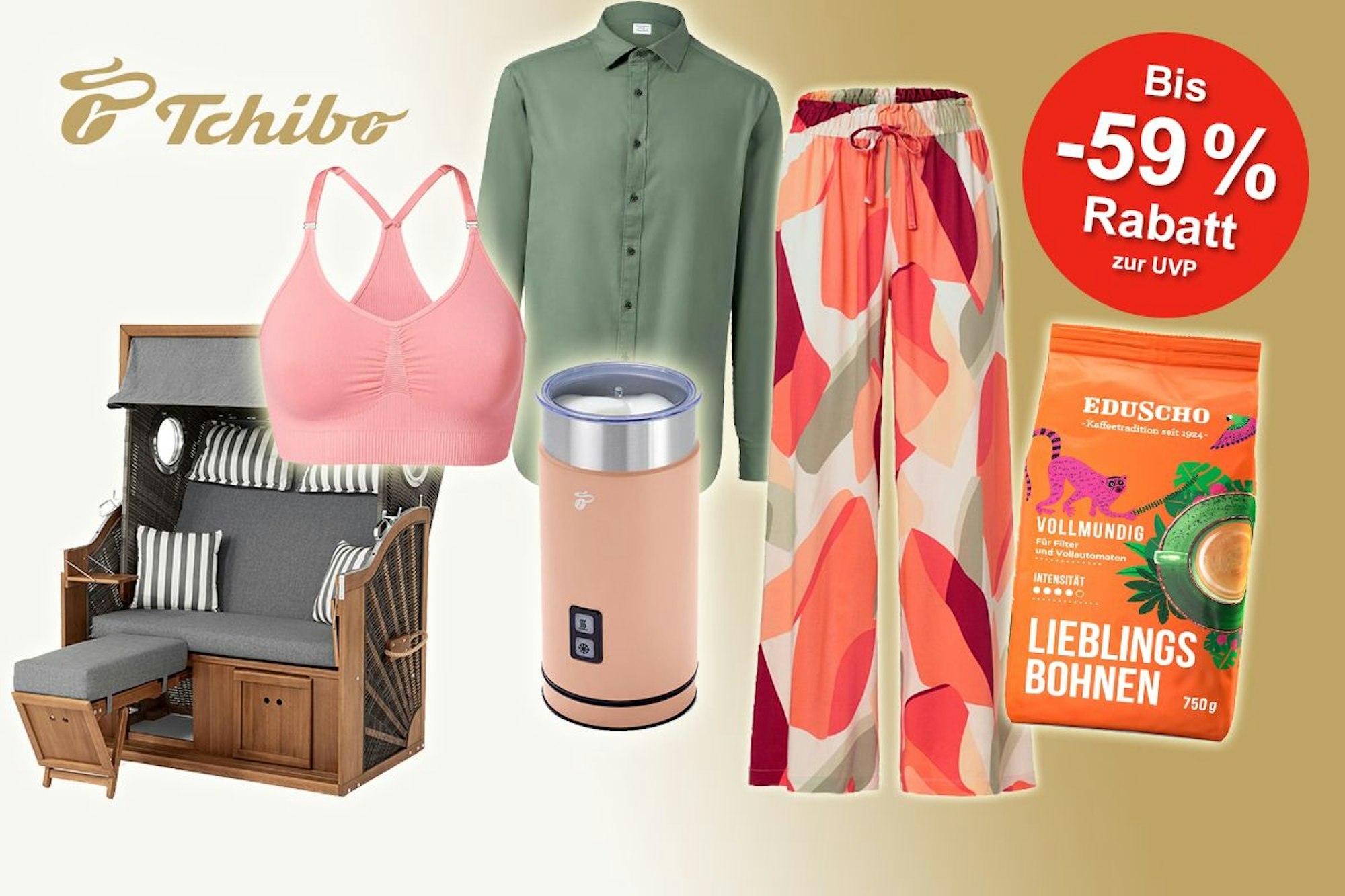 Verschiedene Produkte von Tchibo wie Klamotten, Kaffee und Zubehör vor Hintergrund in Beigetönen