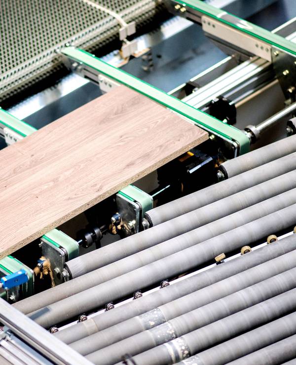 Holzplatten für Tische werden in einem Möbelwerk automatisch zugeschnitten.