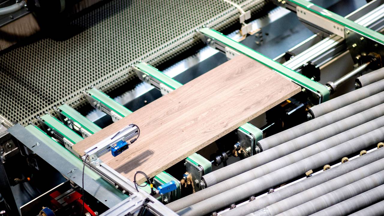 Holzplatten für Tische werden in einem Möbelwerk automatisch zugeschnitten.