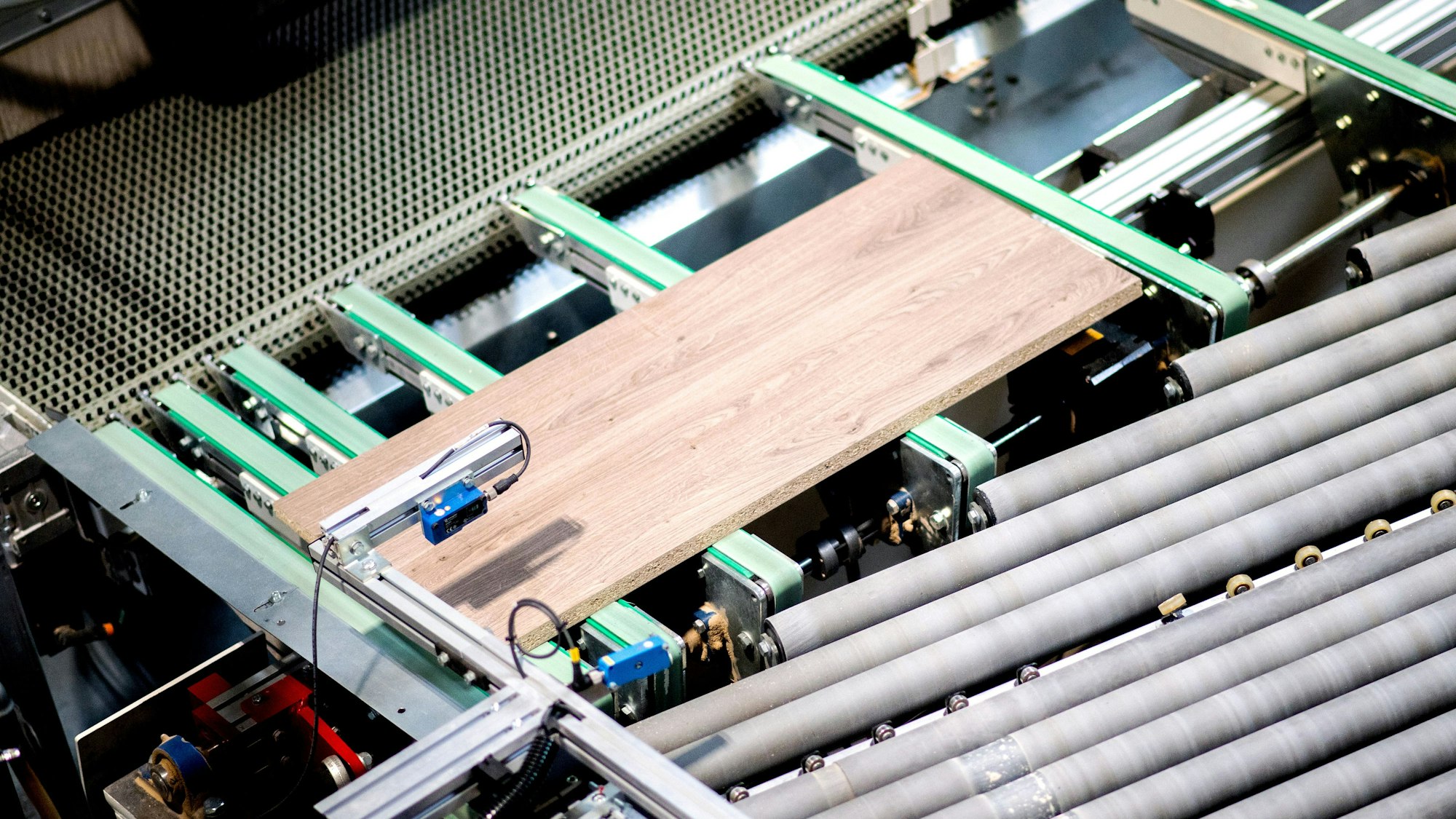 Holzplatten für Tische werden in einem Möbelwerk automatisch zugeschnitten.