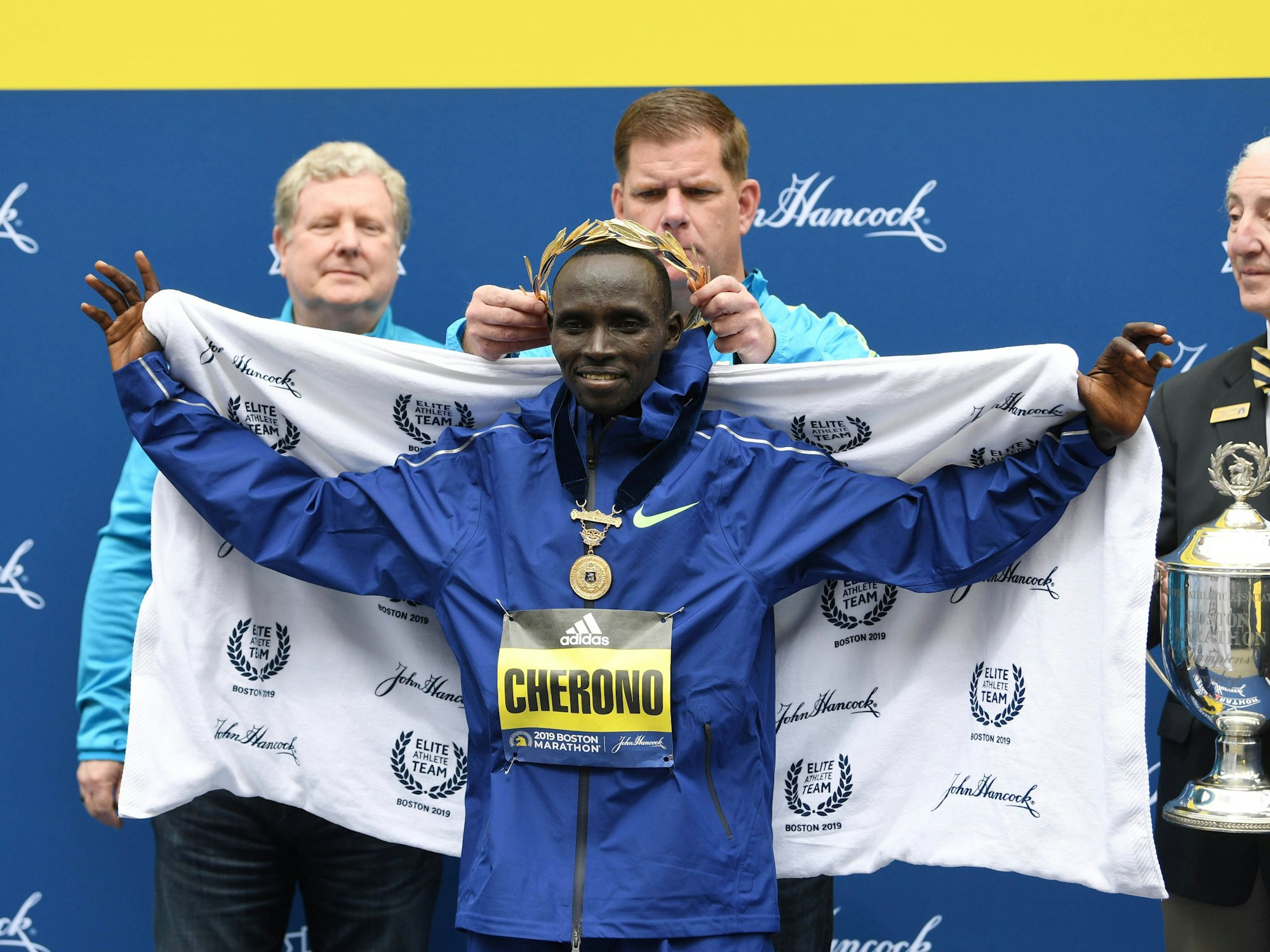 Marathonläufer Lawrence Cherono nach dem Sieg beim Boston-Marathon am 15. April 2019.