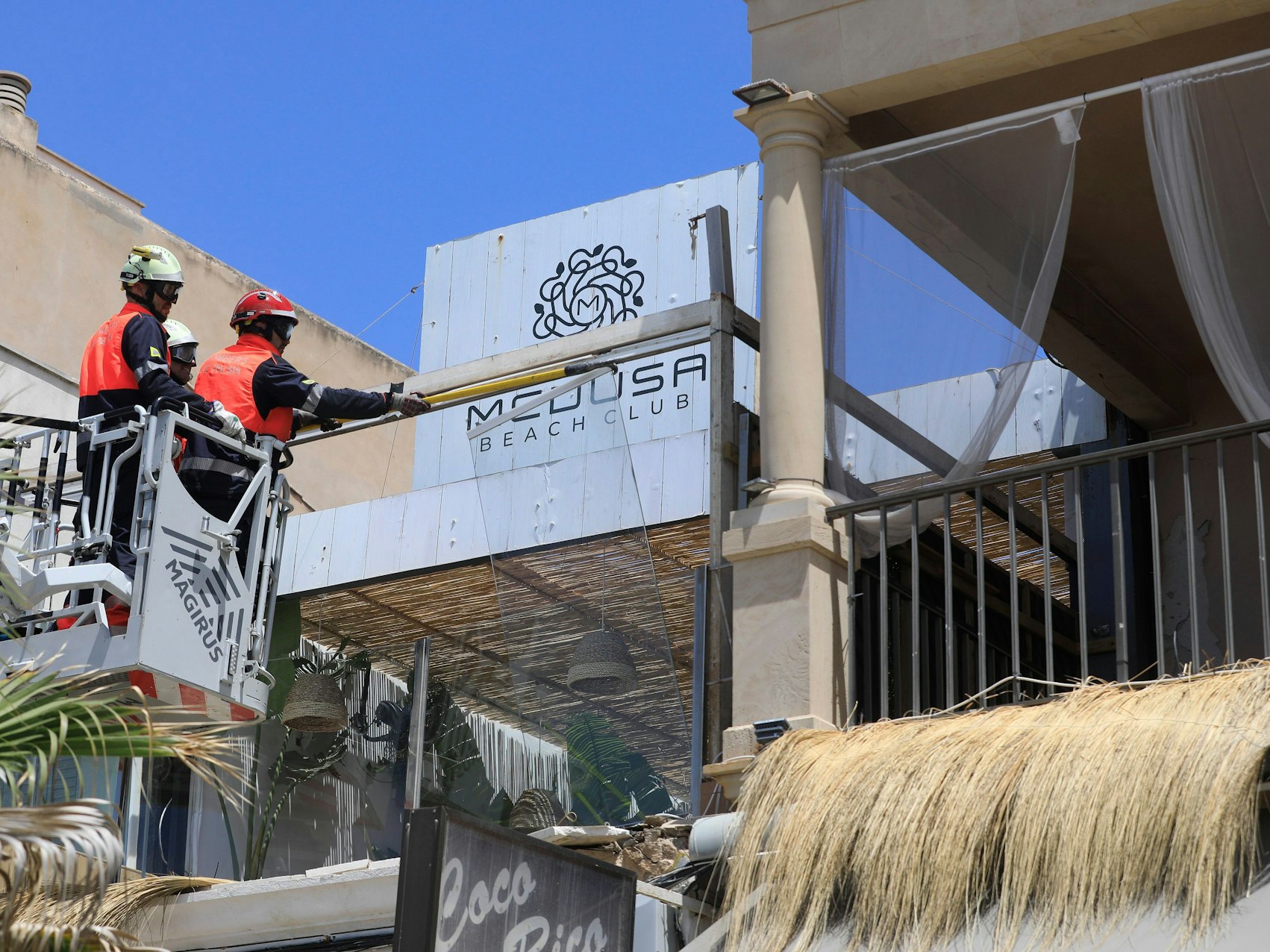 Feuerwehrleute arbeiten nach dem Einsturz am Gebäude des Medusa Beach Club.