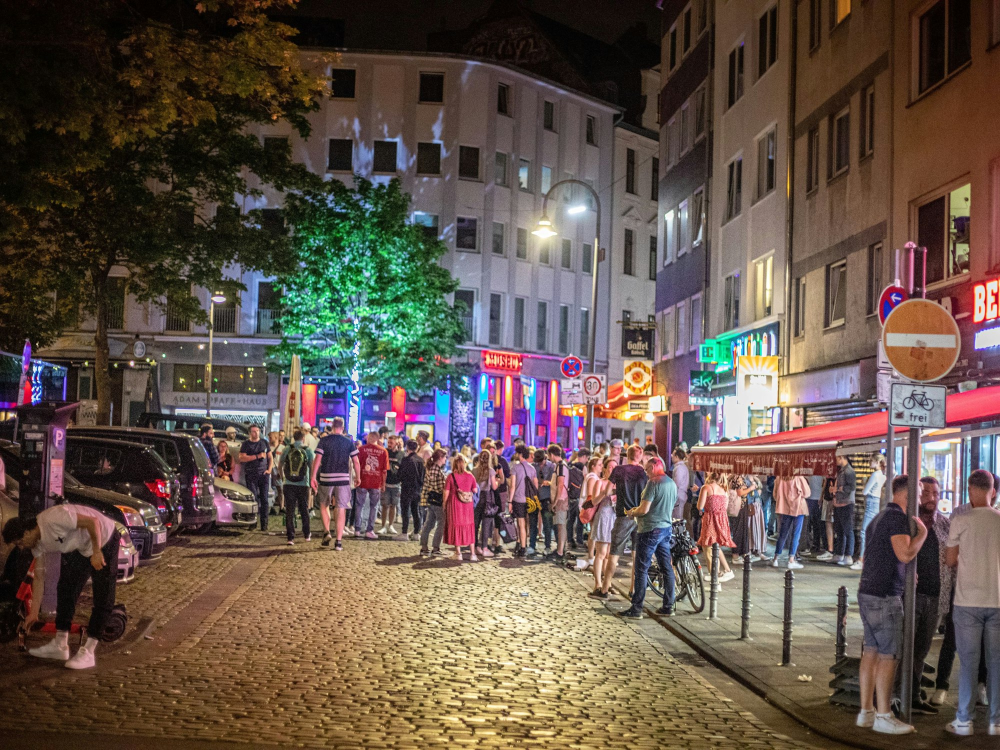 Viele feiernde Menschen stehen nachts am Zülpicher Platz.