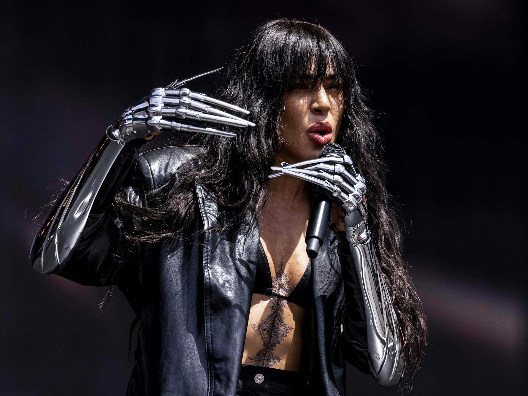 Loreen singt auf der Bühne.