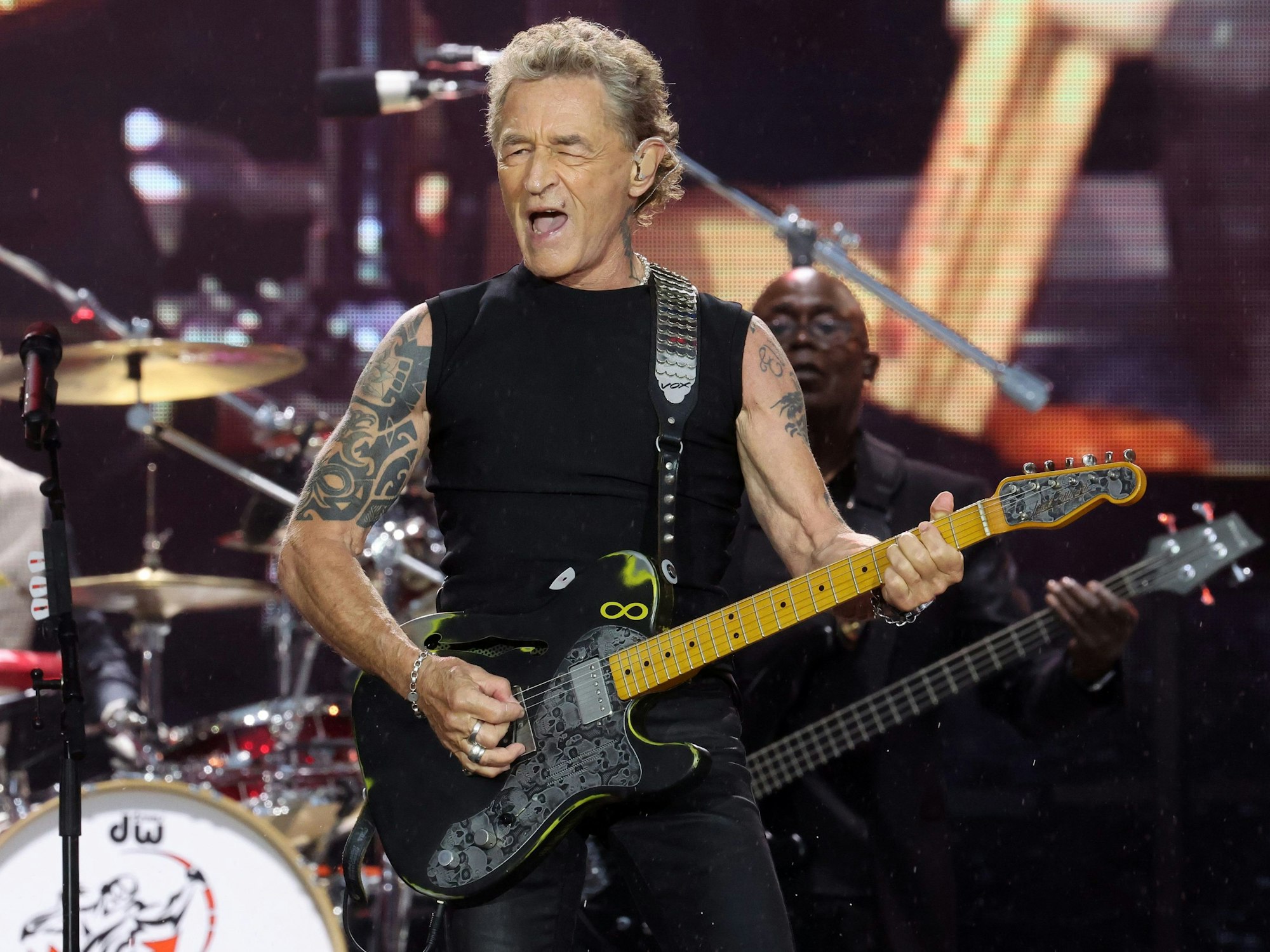 Peter Maffay, Sänger und Gitarrist, steht auf der Bühne.