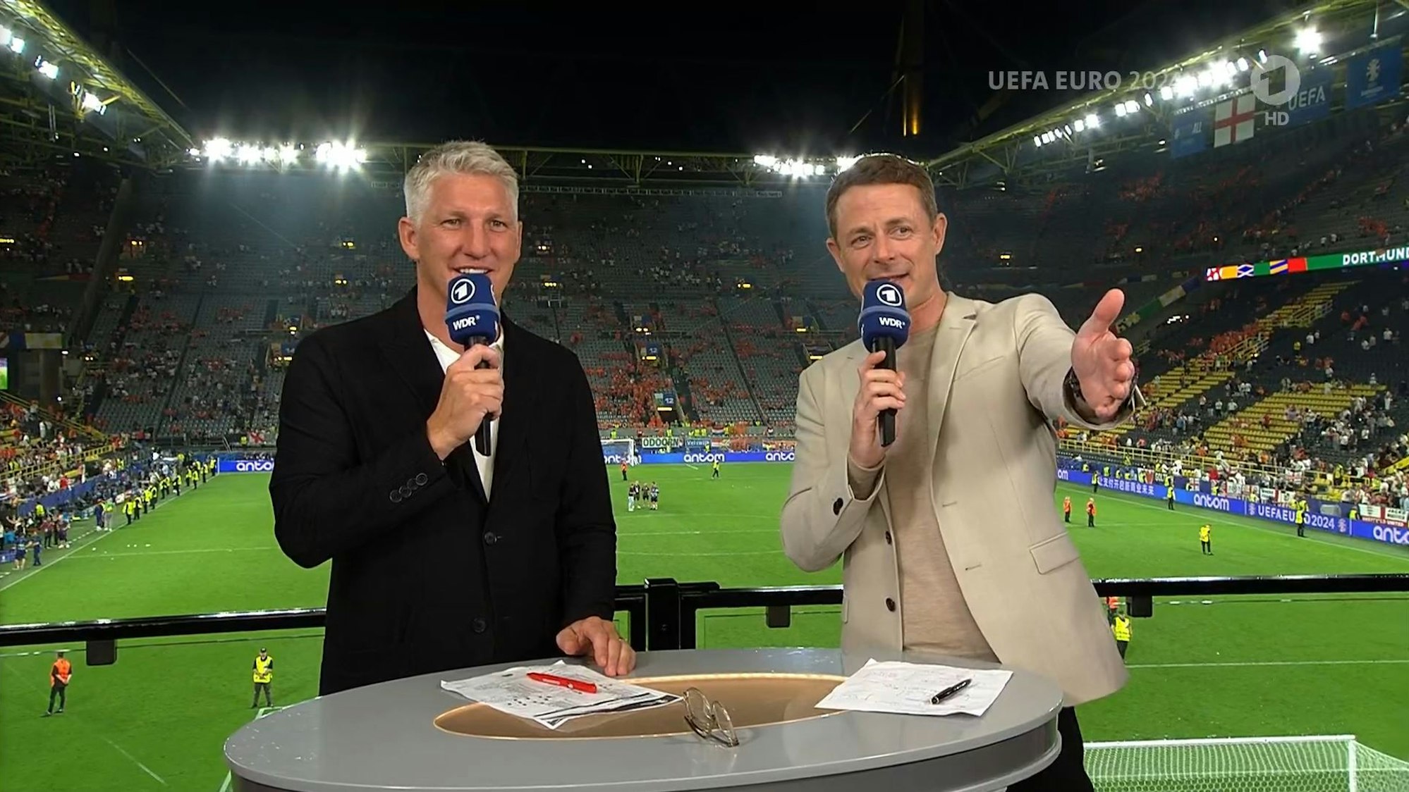 Alexander Bommes (r.) am 10. Juli 2024 beim EM-Halbfinale in der ARD-Übertragung neben Bastian Schweinsteiger.