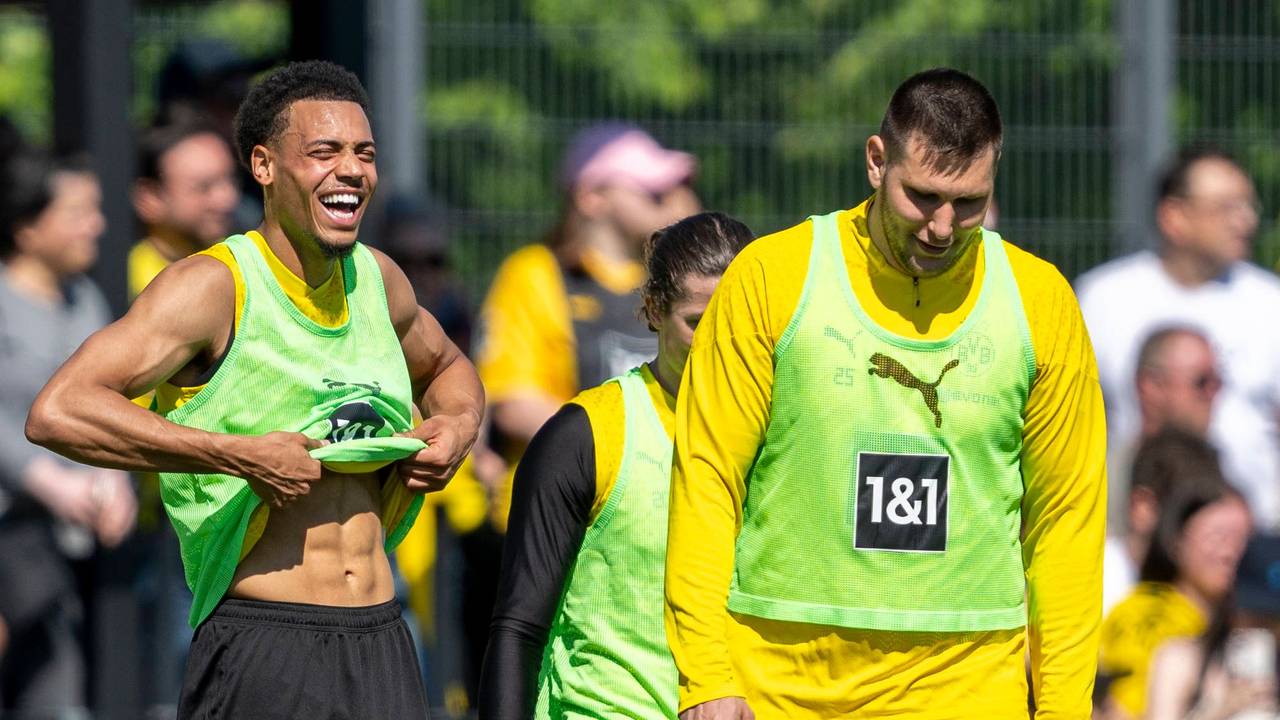 Felix Nmecha zeigt seinen Waschbrettbauch, Niklas Süle steht daneben.