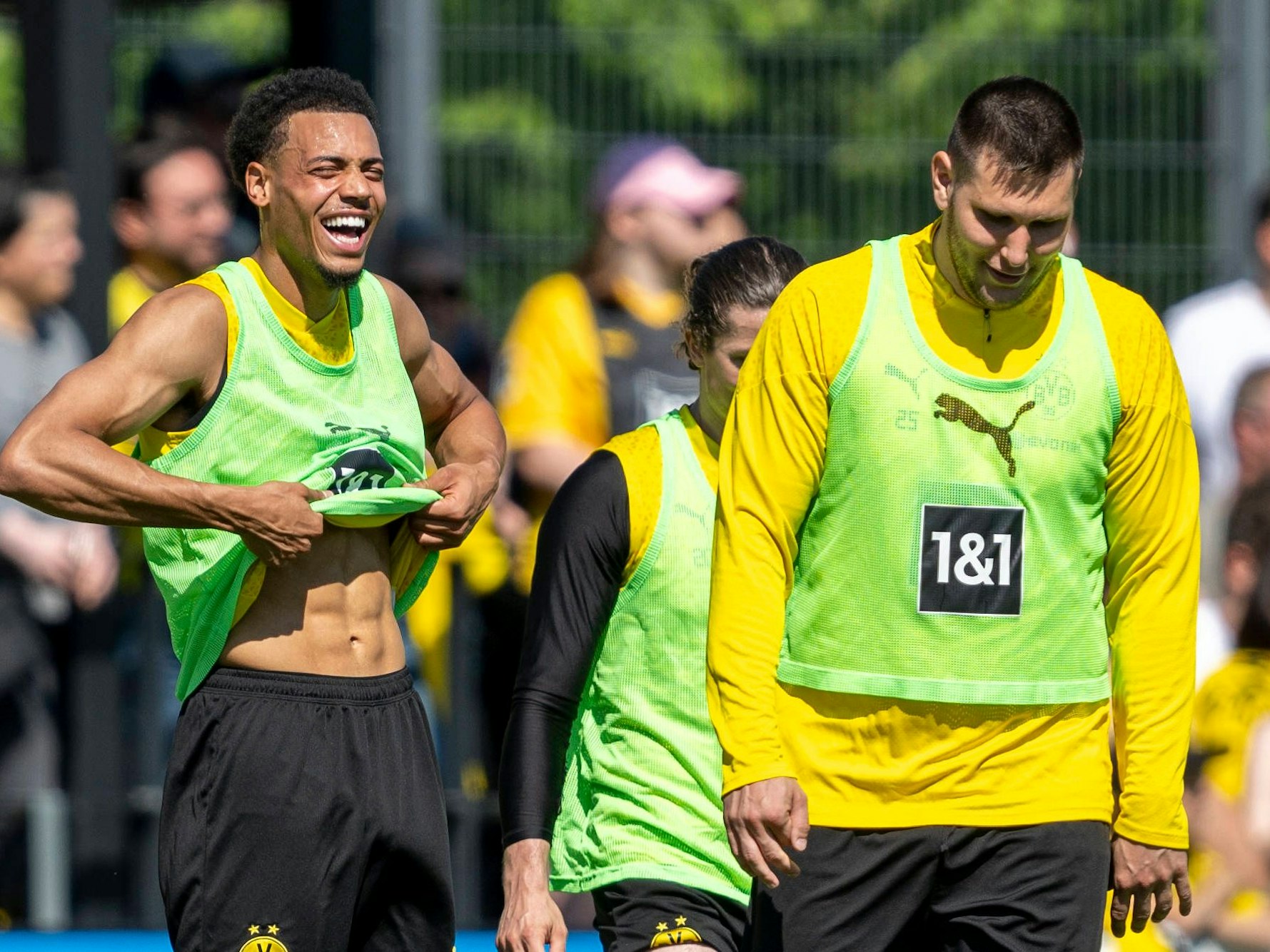 Felix Nmecha zeigt seinen Waschbrettbauch, Niklas Süle steht daneben.