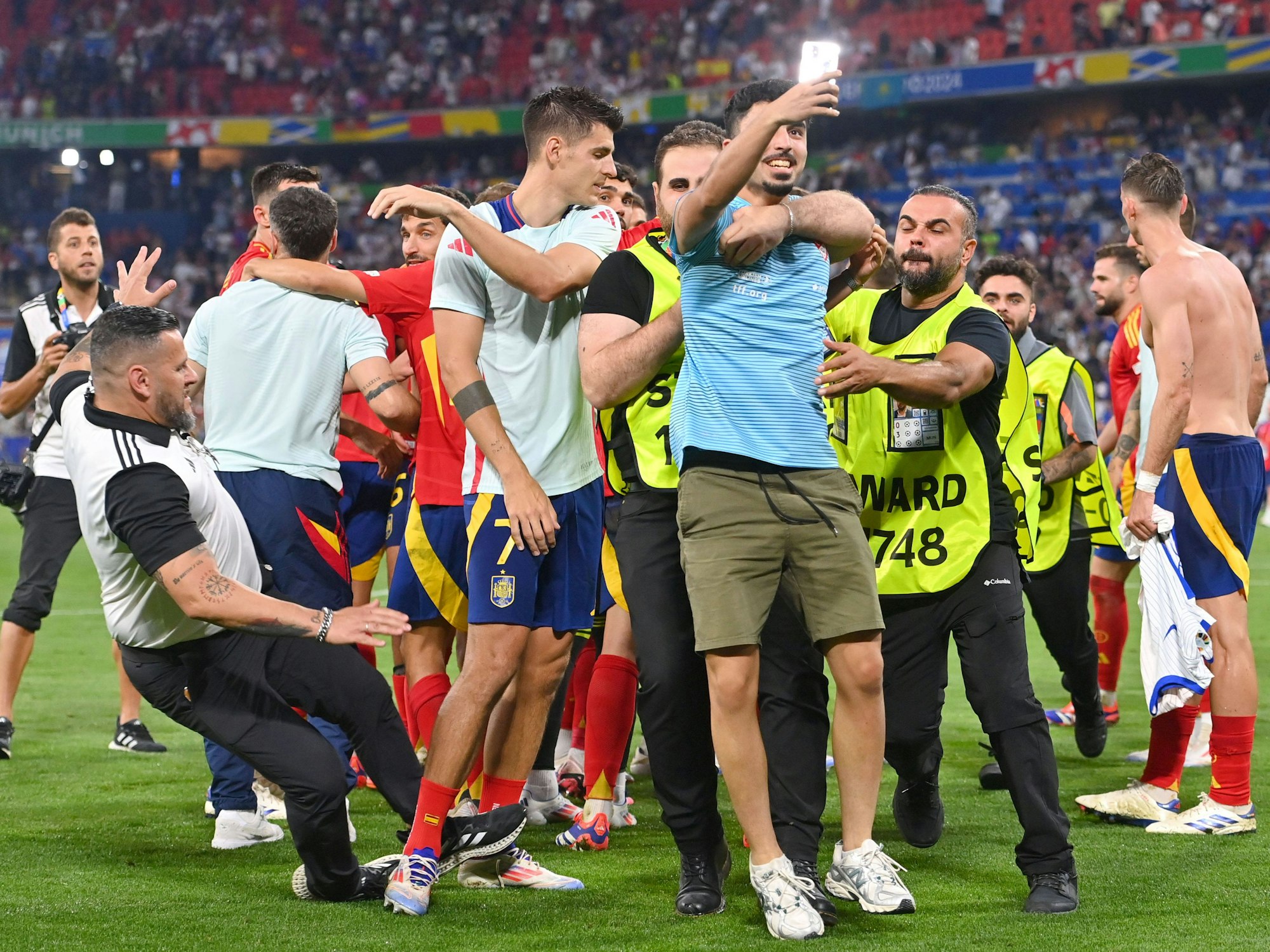 Nach dem EM-Halbfinale zwischen Spanien und Frankreich (9. Juli 2024) mischte sich ein Flitzer unter die jubelnden Spieler. Ein Ordner rutschte beim Versuch ihn einzufangen aus und traf Spaniens Kapitän Álvaro Morata.