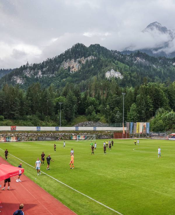 Die Spieler von Schalke und Midtjylland verlassen nach dem Abbruch des Testspiels am 10. Juli 2024 den Platz.