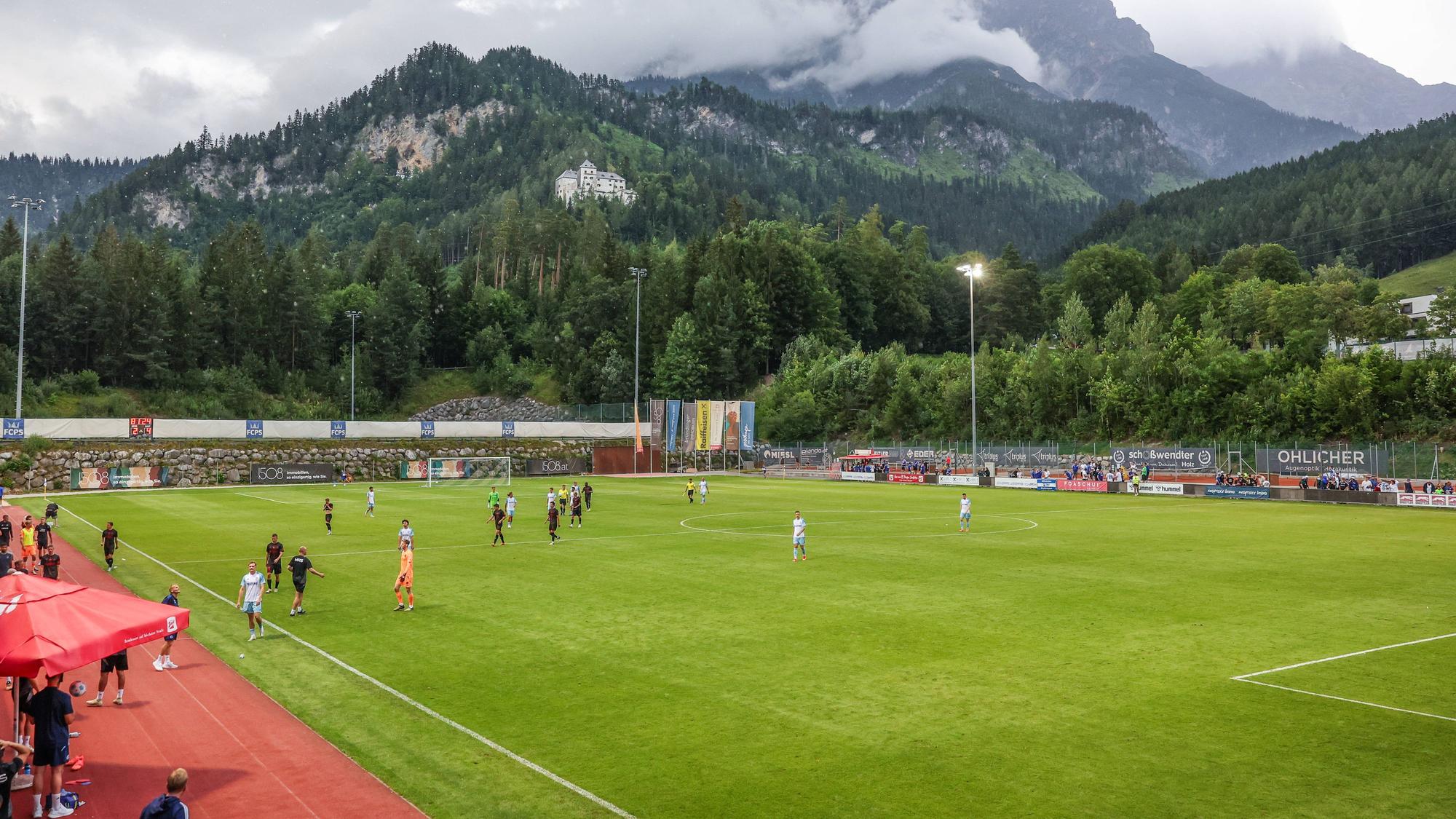 Die Spieler von Schalke und Midtjylland verlassen nach dem Abbruch des Testspiels am 10. Juli 2024 den Platz.