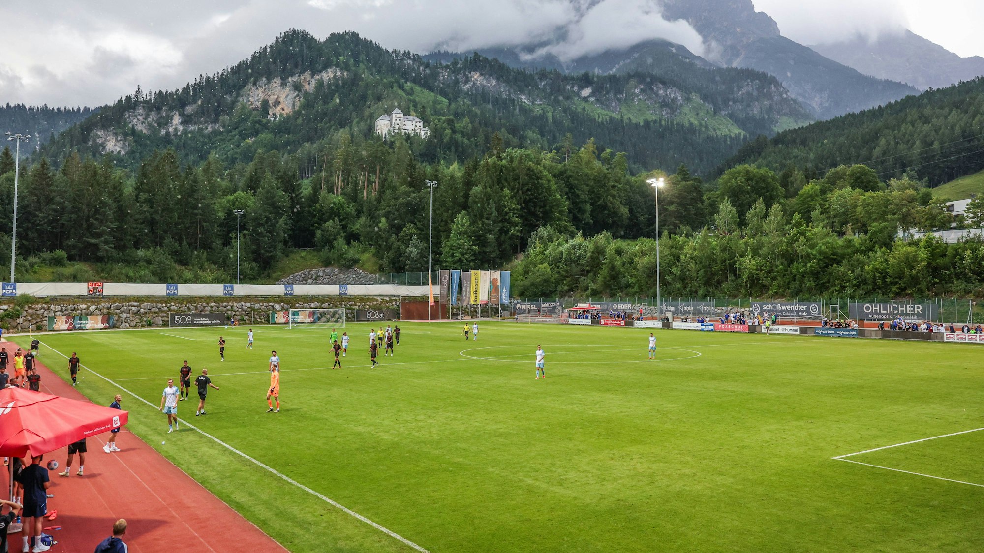 Die Spieler von Schalke und Midtjylland verlassen nach dem Abbruch des Testspiels am 10. Juli 2024 den Platz.