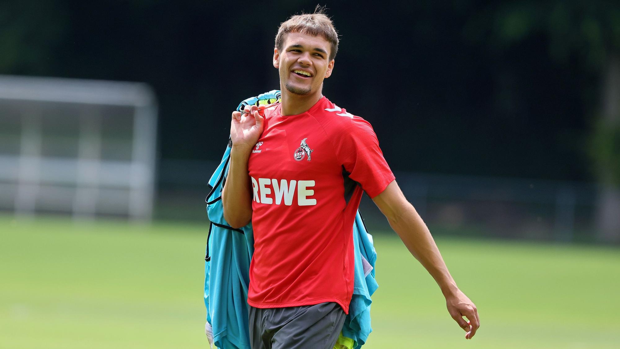 Max Finkgräfe lacht auf dem Trainingsplatz des 1. FC Köln.