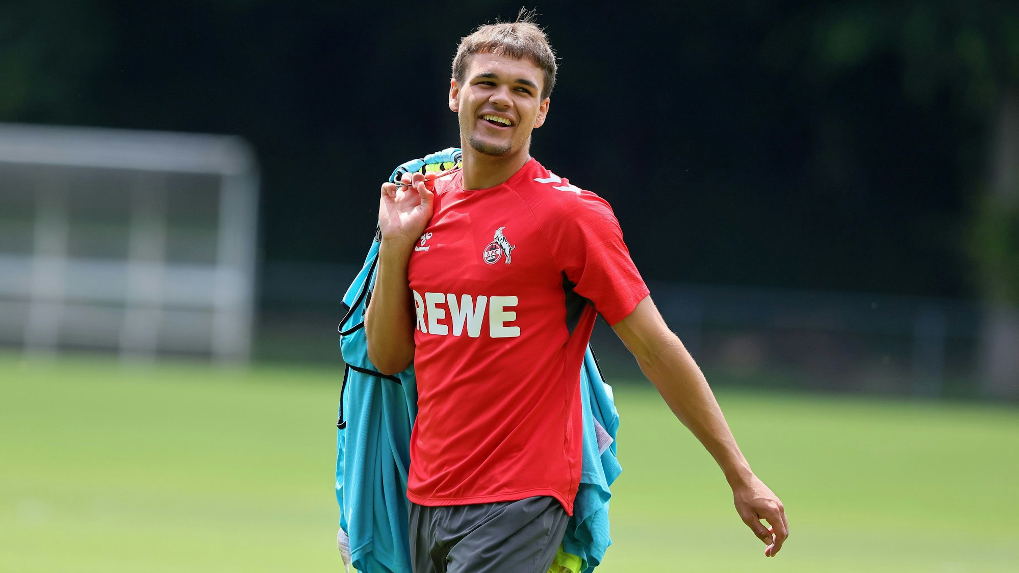 Max Finkgräfe lacht auf dem Trainingsplatz des 1. FC Köln.