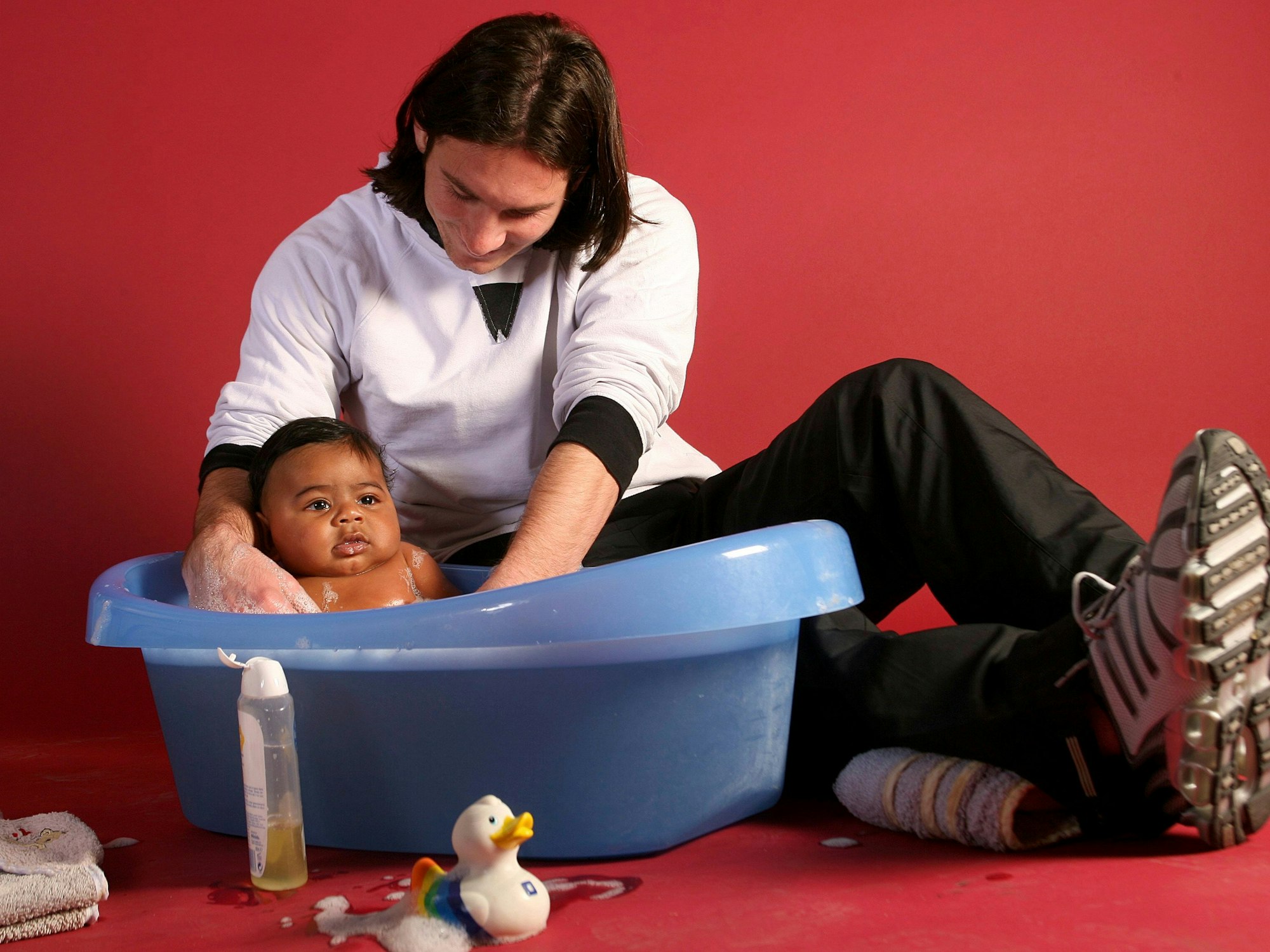Lionel Messi beim Baden des damals erst sechs Monate alten Lamine Yamal während eines Fototermins in der Umkleidekabine des Stadions Camp Nou.