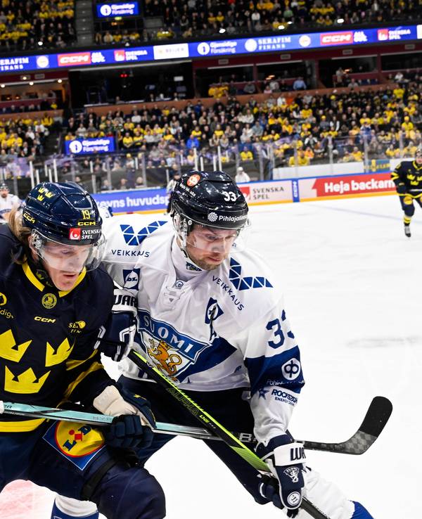 Veli-Matti Vittasmäki (r.) bei einem Länderspiel zwischen Finnland und Schweden im Zweikampf mit Marcus Sörensen.
