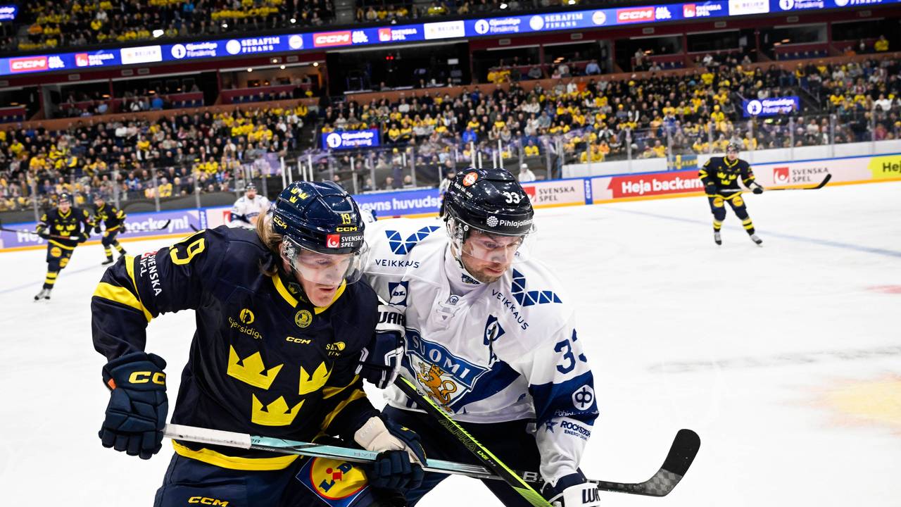 Veli-Matti Vittasmäki (r.) bei einem Länderspiel zwischen Finnland und Schweden im Zweikampf mit Marcus Sörensen.