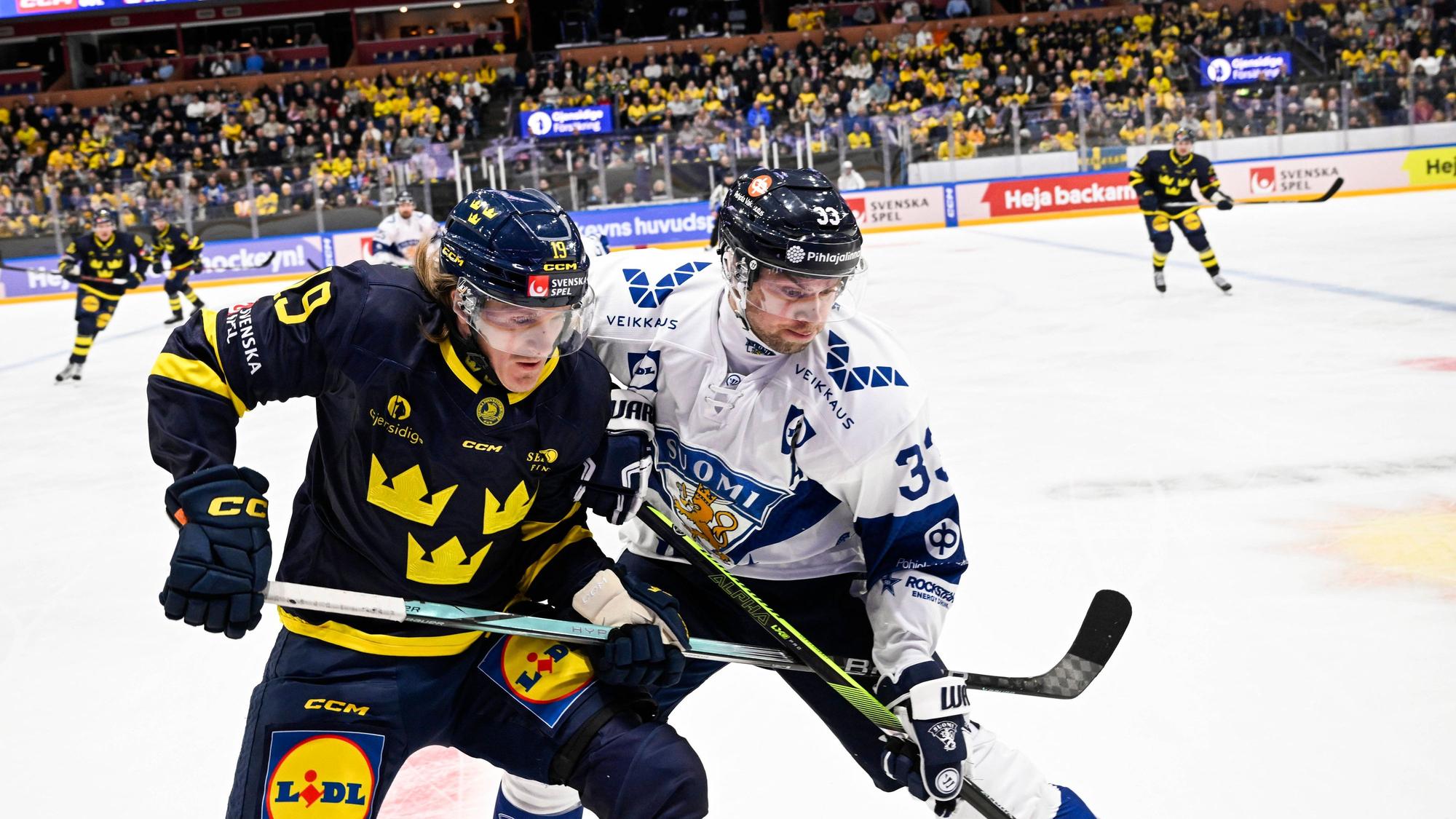 Veli-Matti Vittasmäki (r.) bei einem Länderspiel zwischen Finnland und Schweden im Zweikampf mit Marcus Sörensen.