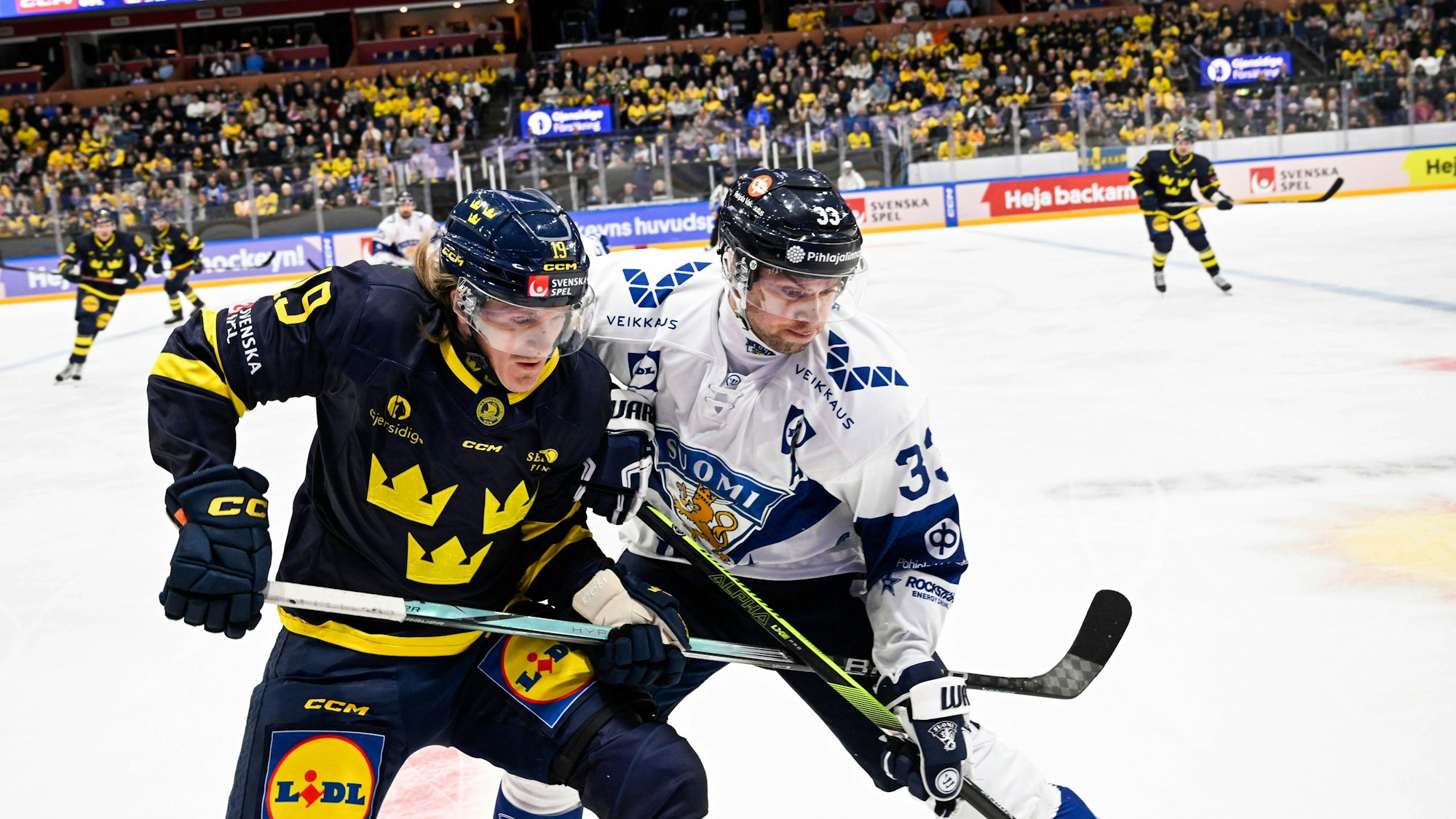 Veli-Matti Vittasmäki (r.) bei einem Länderspiel zwischen Finnland und Schweden im Zweikampf mit Marcus Sörensen.