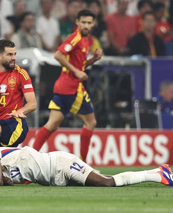 Nacho Fernandez und Kolo Muani nach dem Foul von Nacho an Kolo Muani.