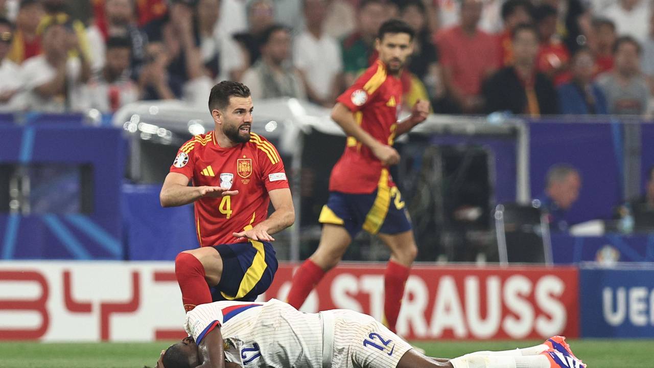 Nacho Fernandez und Kolo Muani nach dem Foul von Nacho an Kolo Muani.