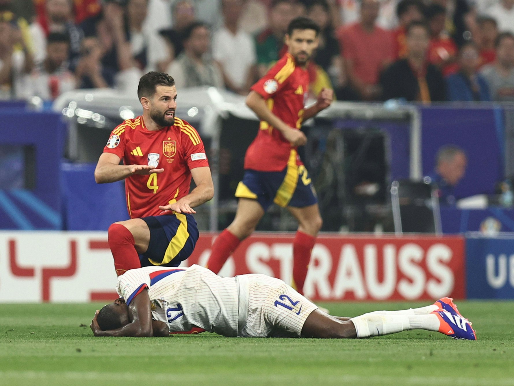 Nacho Fernandez und Kolo Muani nach dem Foul von Nacho an Kolo Muani.