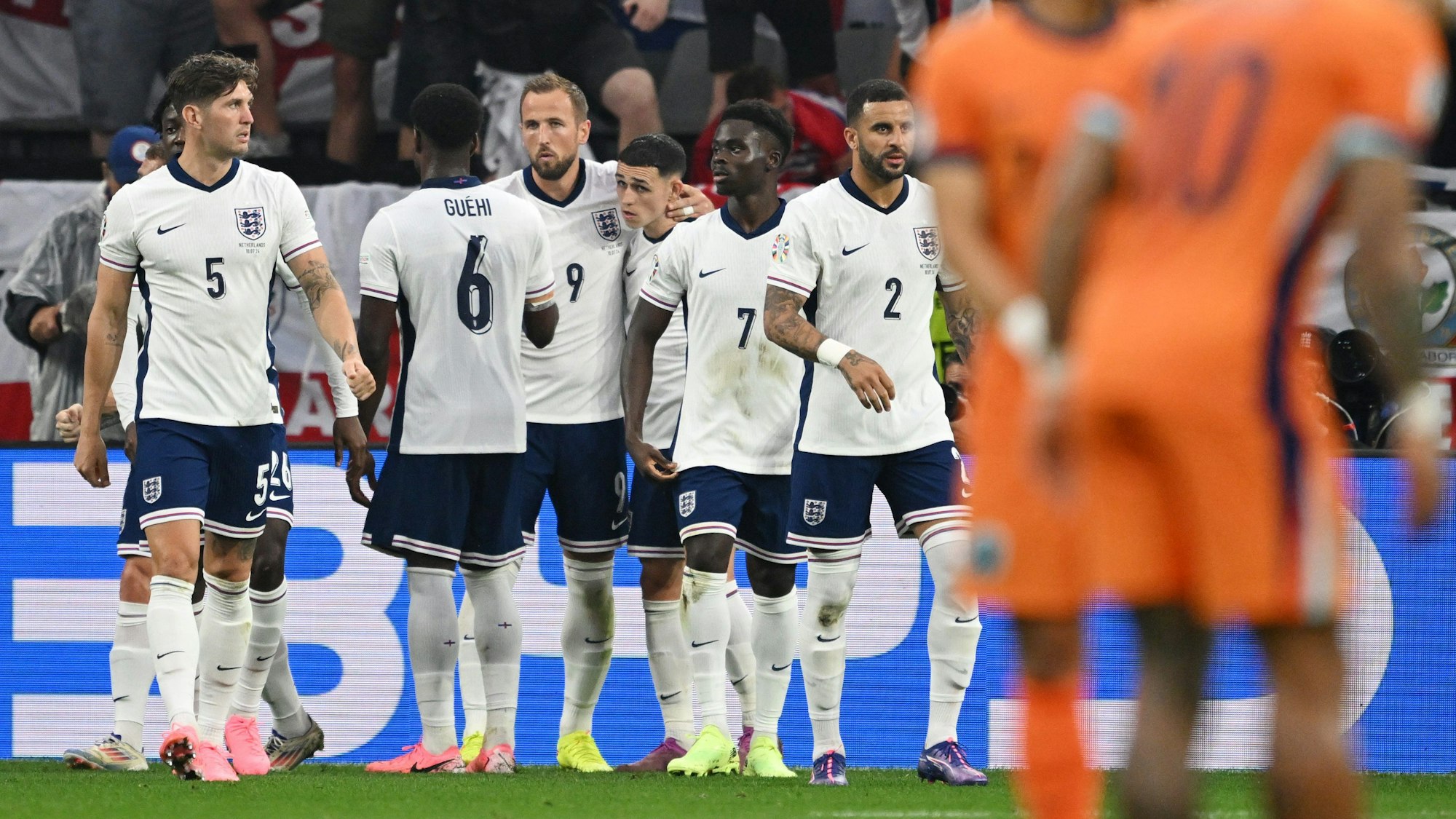 England jubelt, Holland trauert: Die Three Lions stehen nach ihrem 2:1-Sieg im EM-Halbfinale im Finale gegen Spanien.