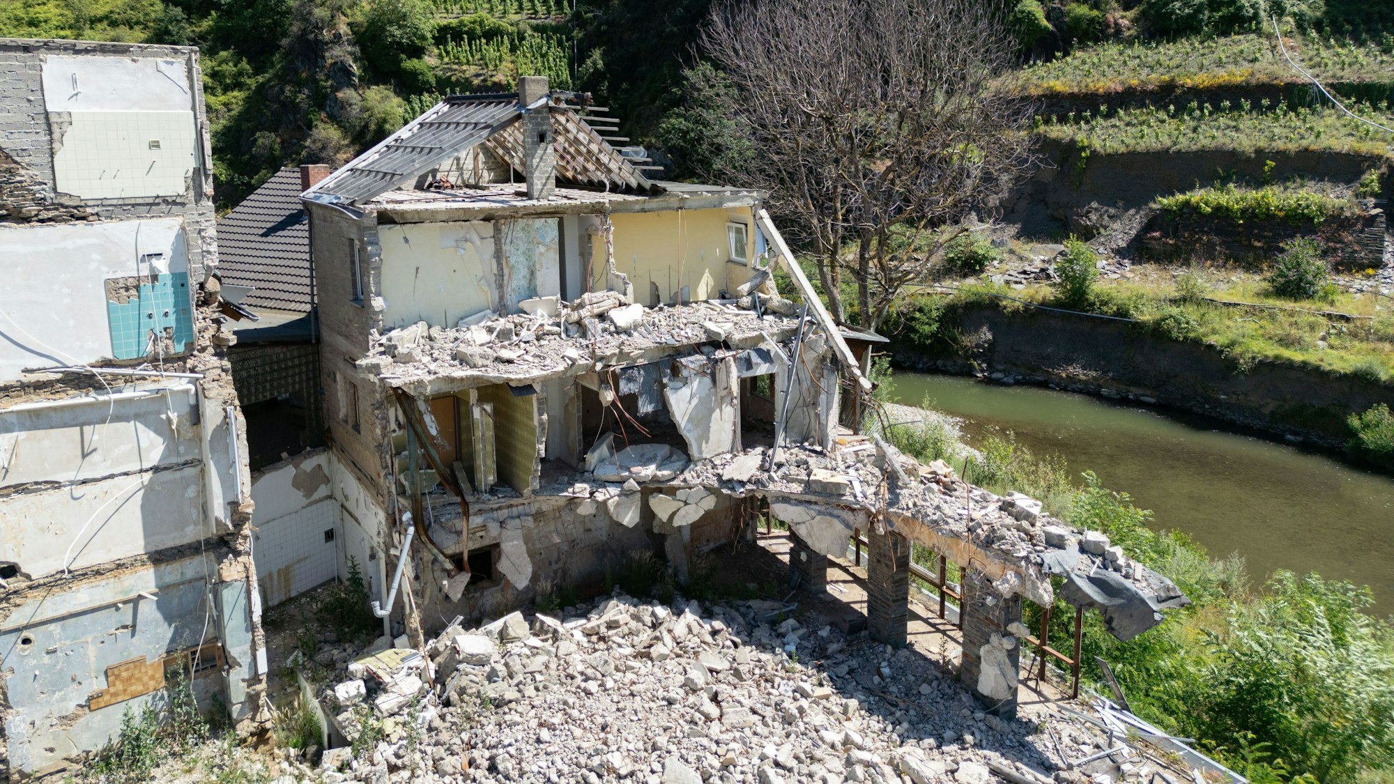 Luftaufnahme von Mayschoß mit zwei Ruinen.