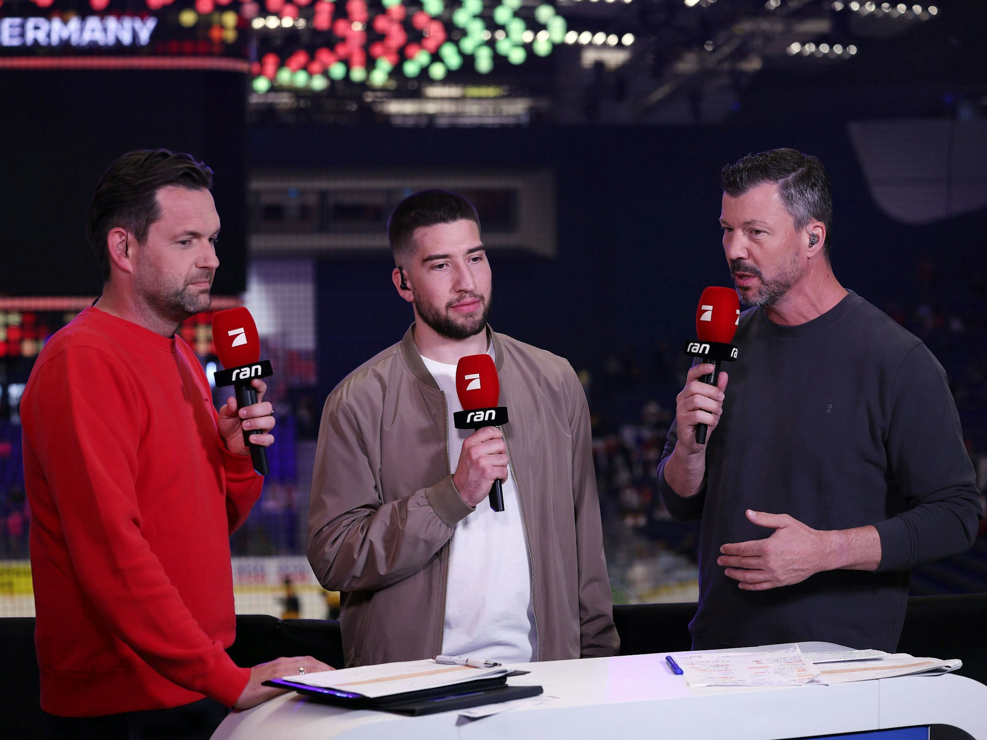 Matthias Killing, Tobias Eder und Rick Goldmann während der IIHF Eishockey- Weltmeisterschaft am 17.05.2024