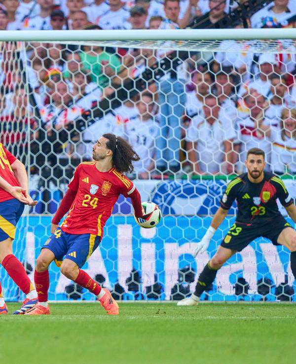 Aufregerszene im Viertelfinale: Der Schuss von Jamal Musiala (links) geht an die ausgestreckte Hand von Spaniens Marc Cucurella (zweiter von rechts).