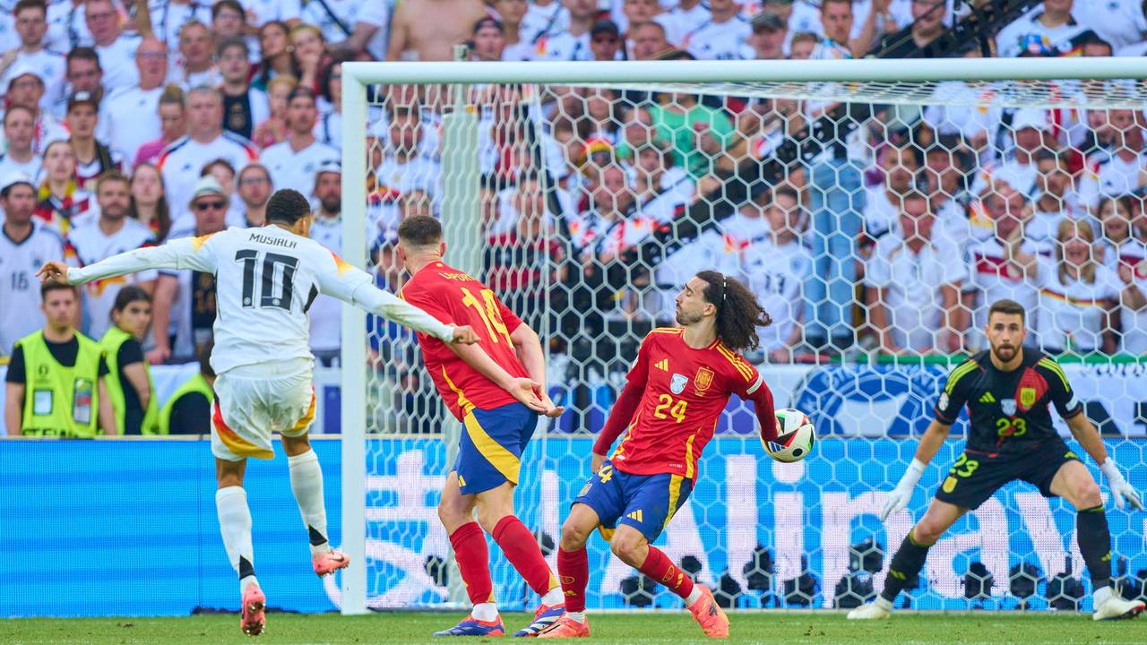 Aufregerszene im Viertelfinale: Der Schuss von Jamal Musiala (links) geht an die ausgestreckte Hand von Spaniens Marc Cucurella (zweiter von rechts).