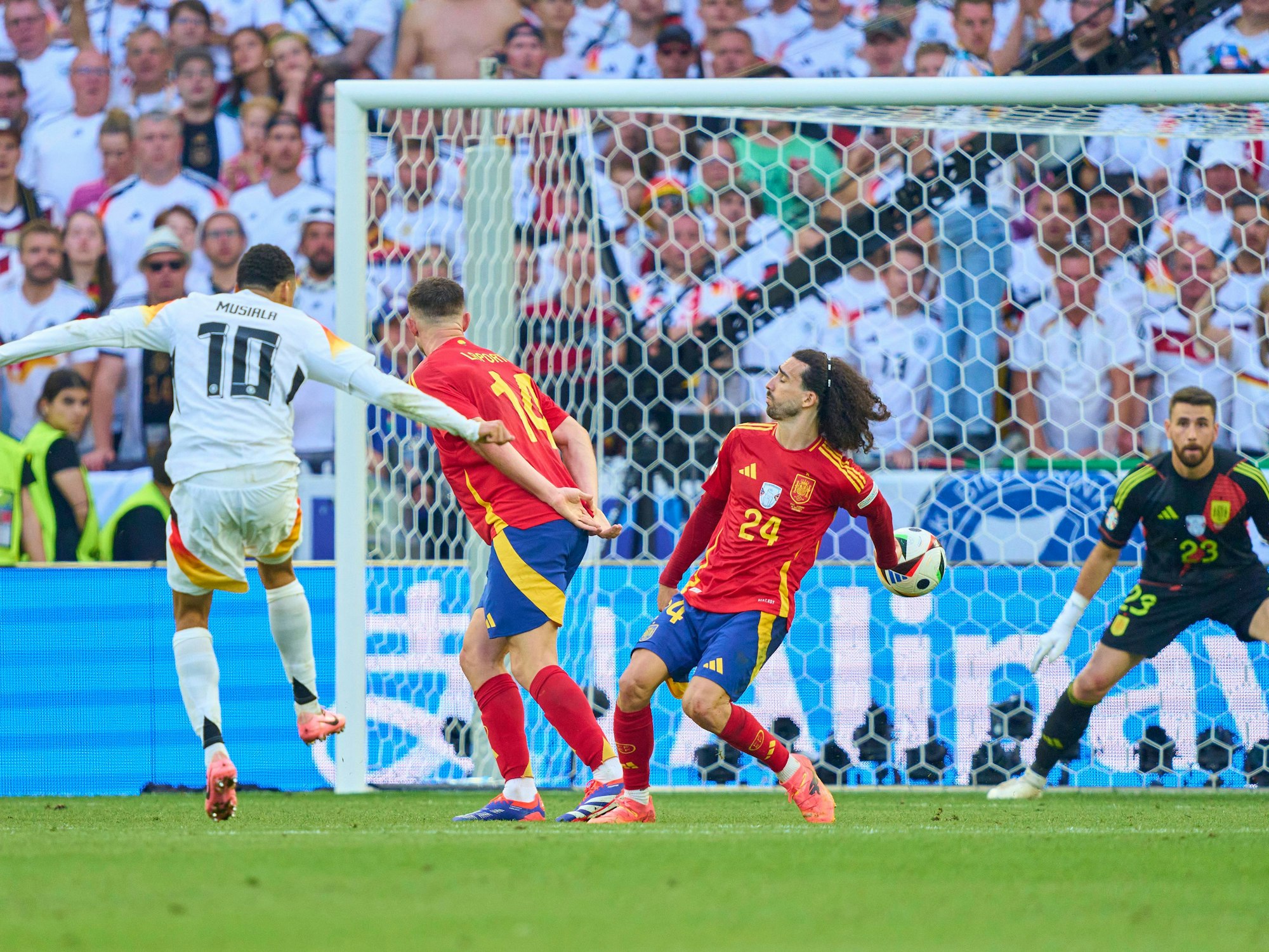 Aufregerszene im Viertelfinale: Der Schuss von Jamal Musiala (links) geht an die ausgestreckte Hand von Spaniens Marc Cucurella (zweiter von rechts).