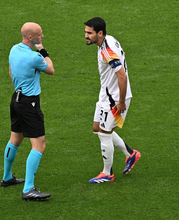Der Kapitän der deutschen Nationalmannschaft Ilkay Gündogan diskutiert mit dem englischen Schiedsrichter Antony Taylor während des Viertelfinals bei der EM gegen Spanien.