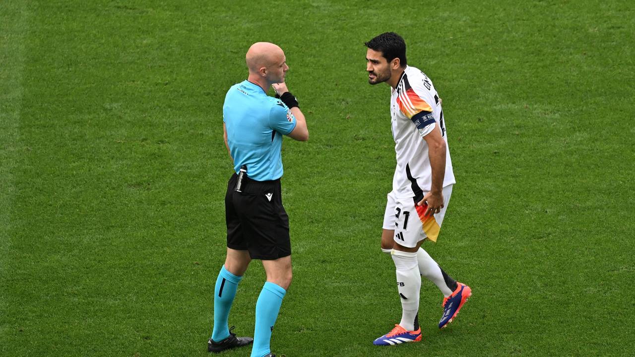 Der Kapitän der deutschen Nationalmannschaft Ilkay Gündogan diskutiert mit dem englischen Schiedsrichter Antony Taylor während des Viertelfinals bei der EM gegen Spanien.