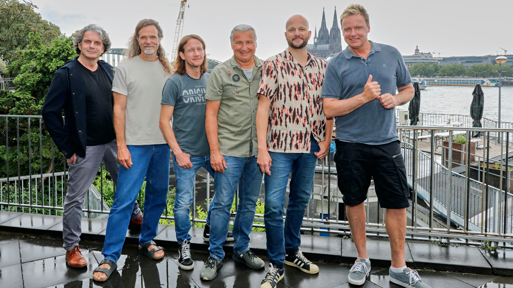 Die Bläck Fööss stehen am Tanzbrunnen.