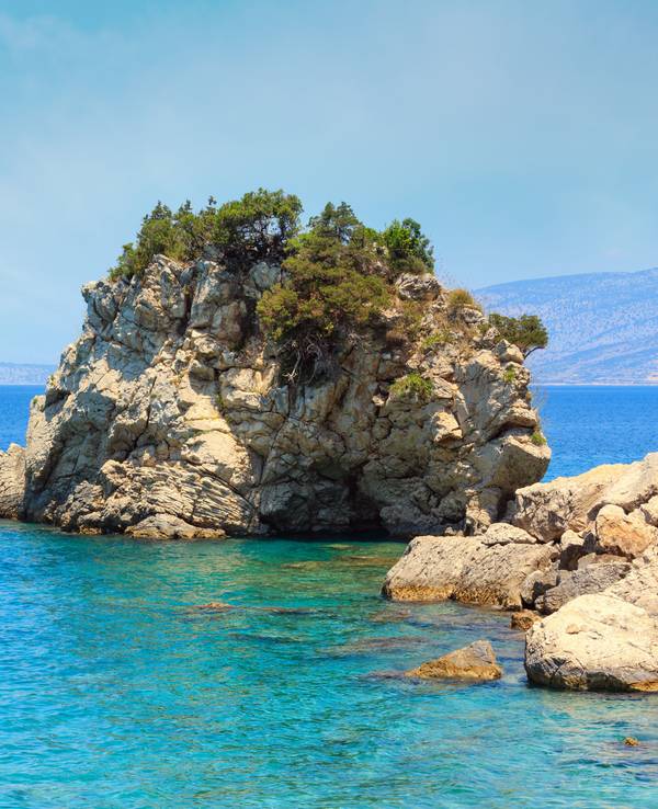 Luxusurlaube müssen nicht immer teuer sein. In Albanien – hier der Mirror Beach (Plazhi i Pasqyrave) in Saranda – geht es noch günstig.