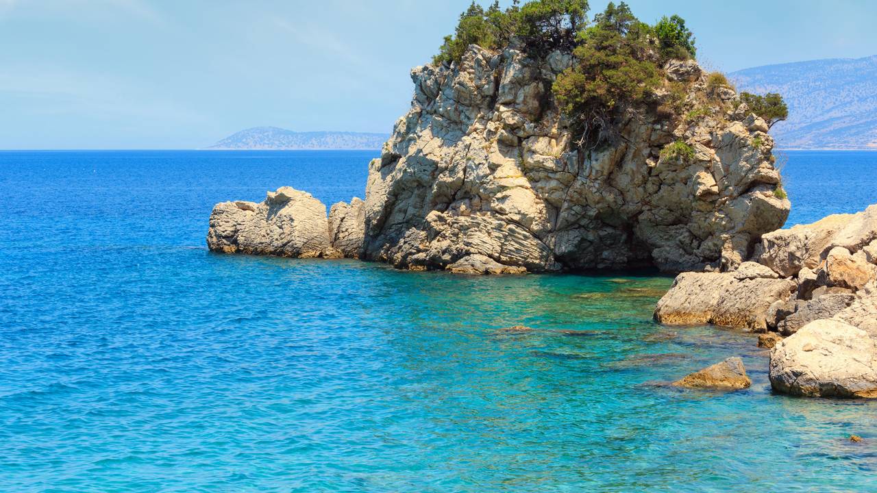 Luxusurlaube müssen nicht immer teuer sein. In Albanien – hier der Mirror Beach (Plazhi i Pasqyrave) in Saranda – geht es noch günstig.