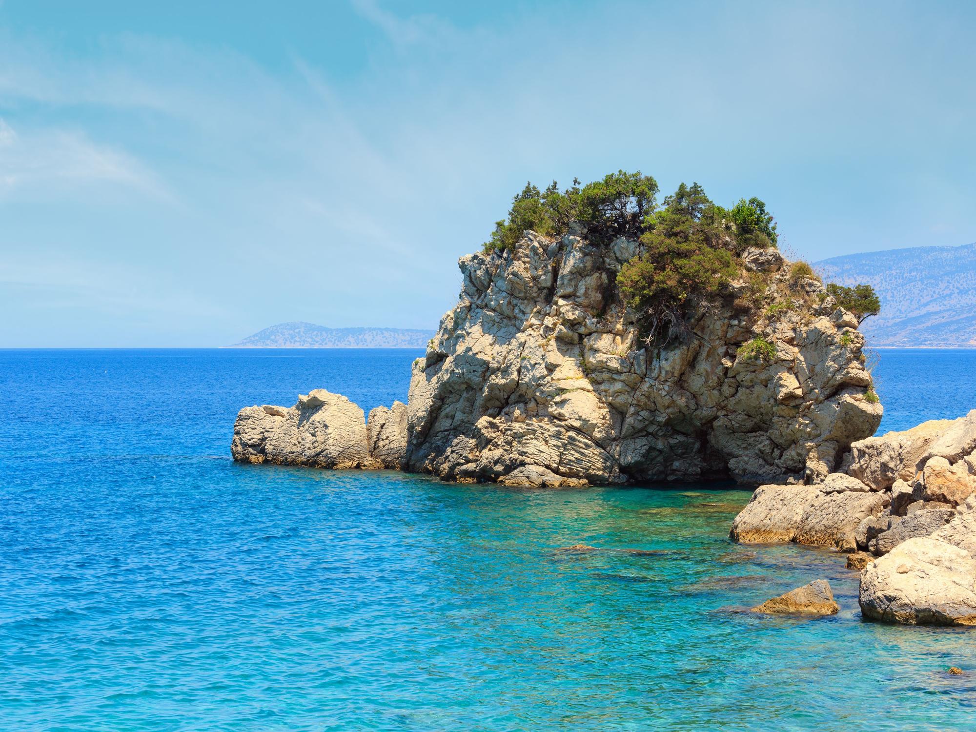 Luxusurlaube müssen nicht immer teuer sein. In Albanien – hier der Mirror Beach (Plazhi i Pasqyrave) in Saranda – geht es noch günstig.