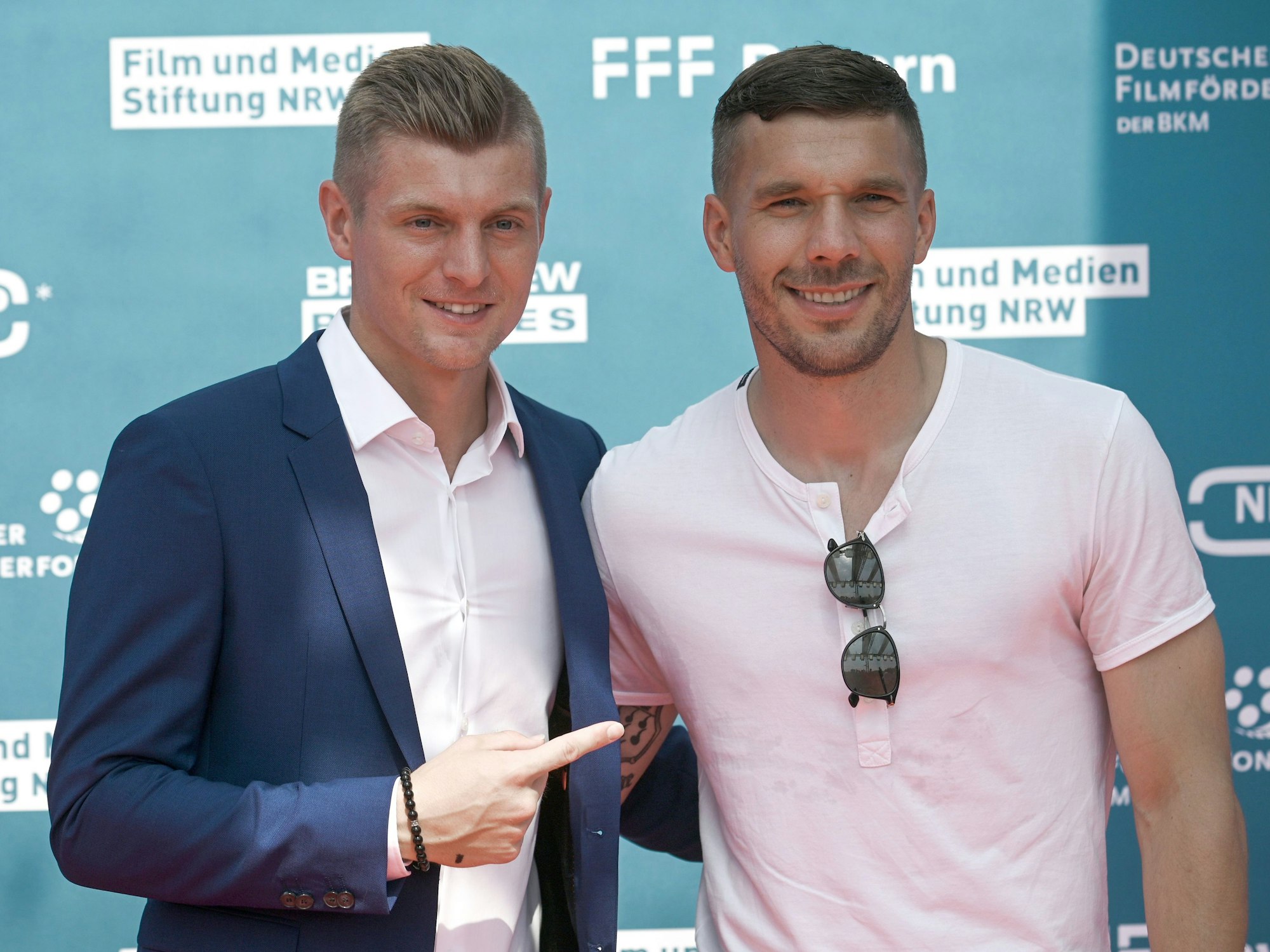 Toni Kroos und Lukas Podolski bei einer Filmpremiere.