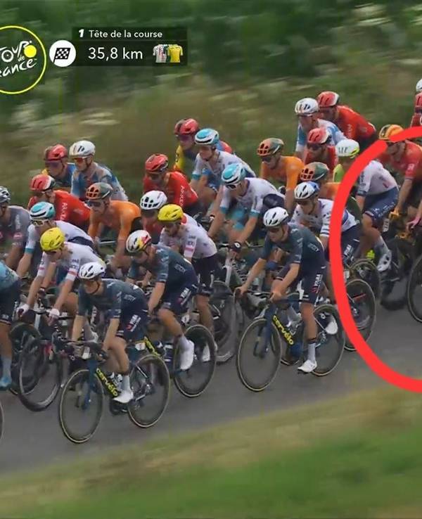 Die Live-Übertragung der 9. Etappe der Tour de France am Dienstag (9. Juli 2024) in der ARD. Eingekreist zu sehen: Victor Campenaerts pinkelt mitten im Peloton in seine Trinkflasche.