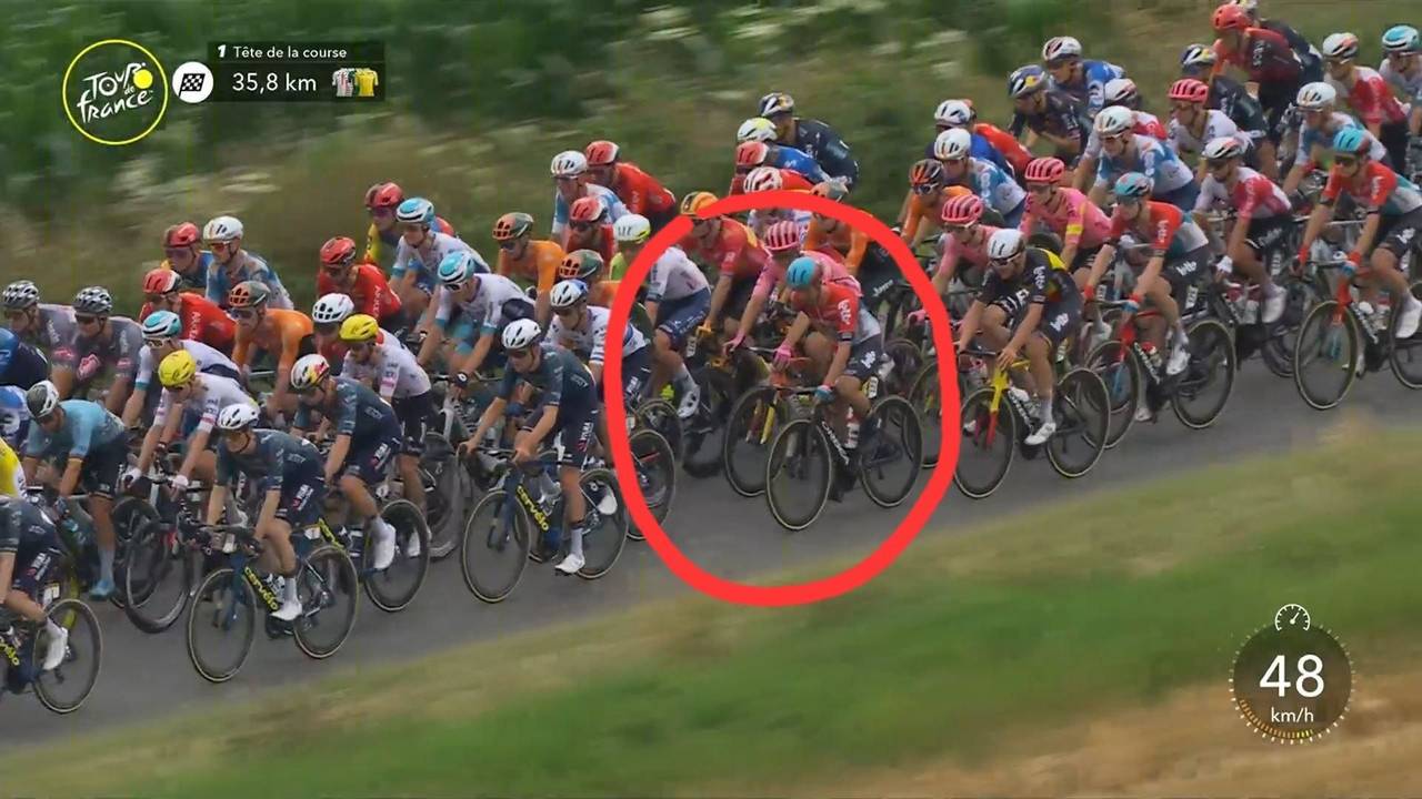 Die Live-Übertragung der 9. Etappe der Tour de France am Dienstag (9. Juli 2024) in der ARD. Eingekreist zu sehen: Victor Campenaerts pinkelt mitten im Peloton in seine Trinkflasche.
