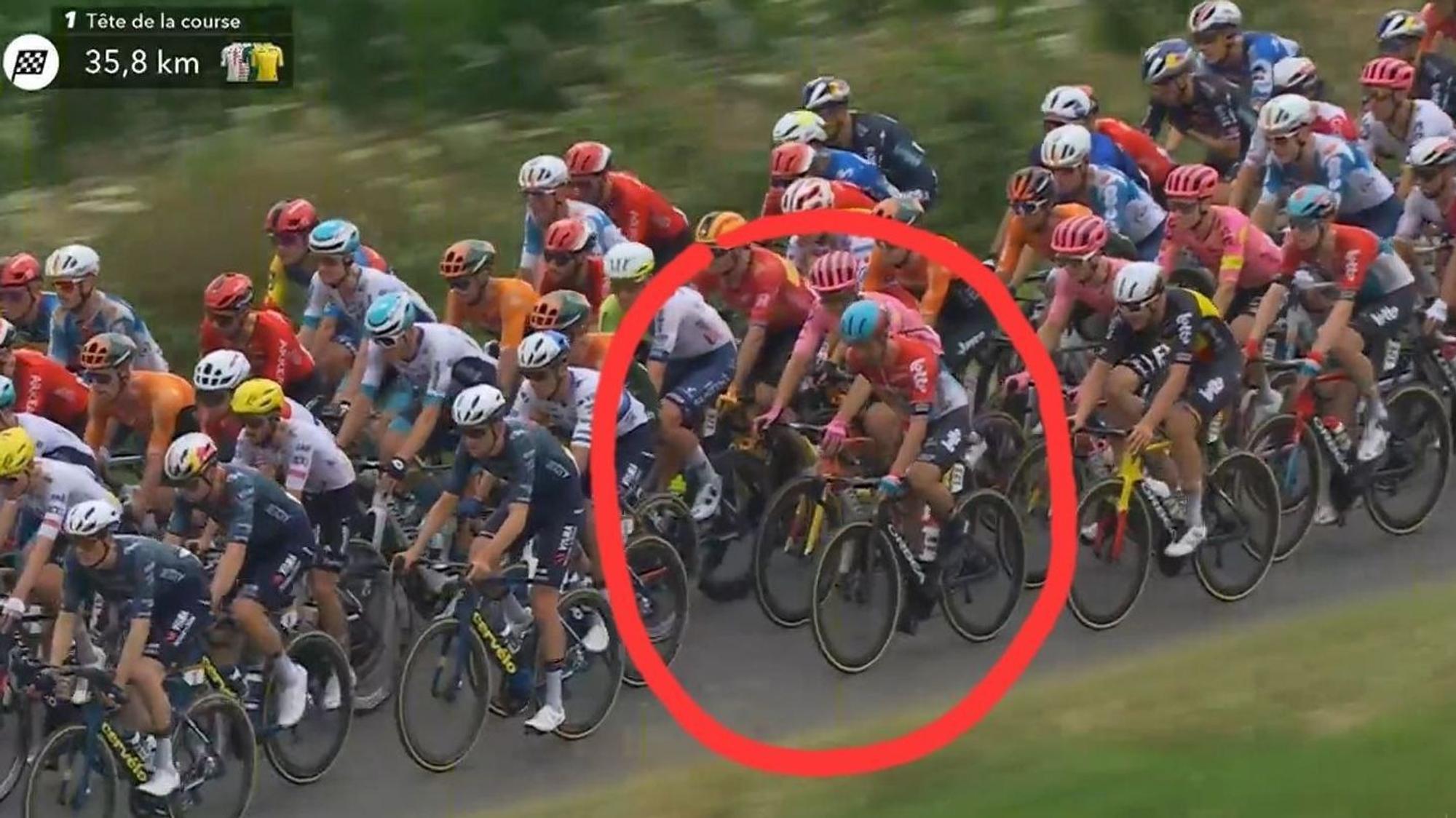 Die Live-Übertragung der 9. Etappe der Tour de France am Dienstag (9. Juli 2024) in der ARD. Eingekreist zu sehen: Victor Campenaerts pinkelt mitten im Peloton in seine Trinkflasche.