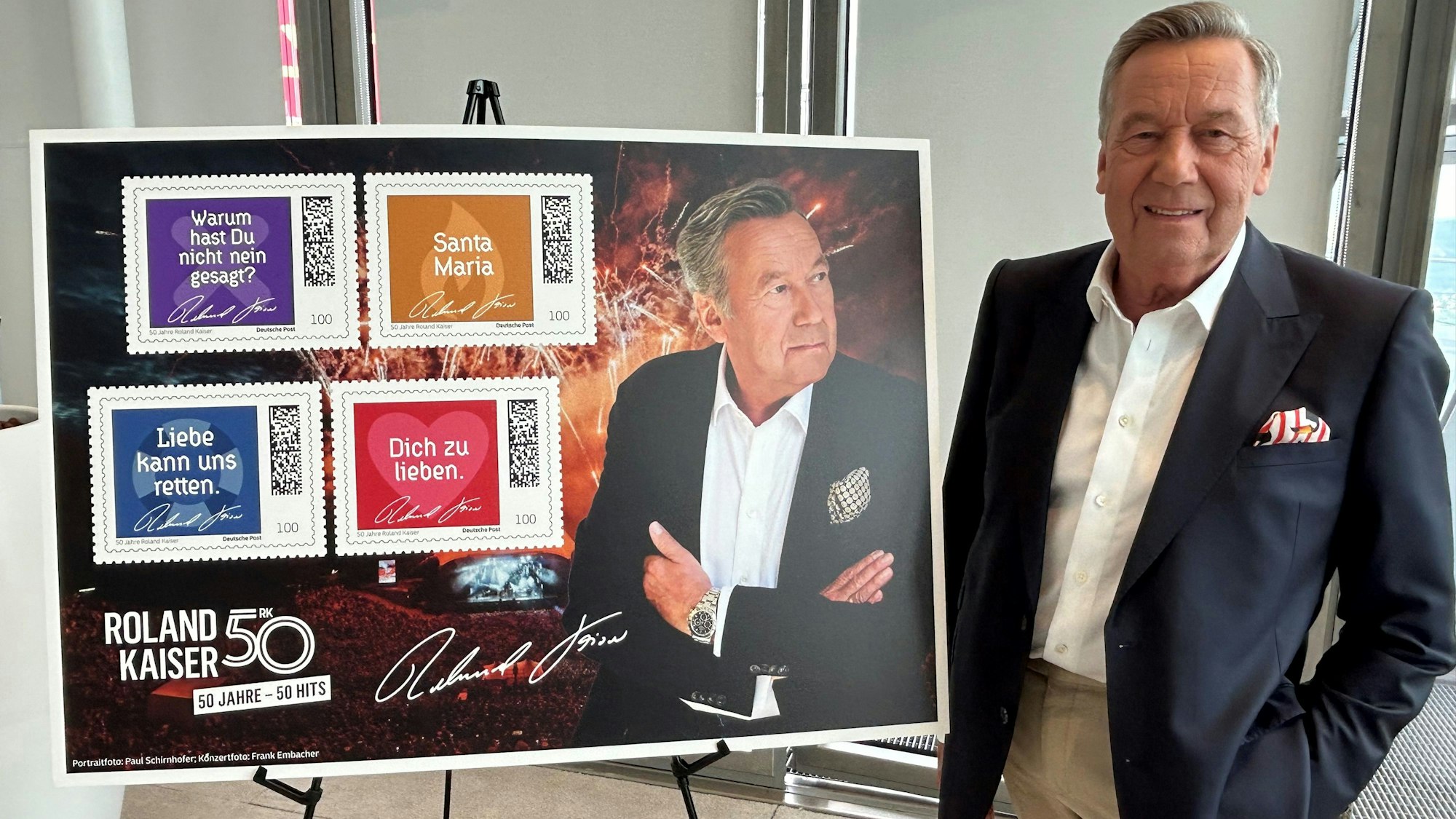 Roland Kaiser neben seinen Briefmarken.