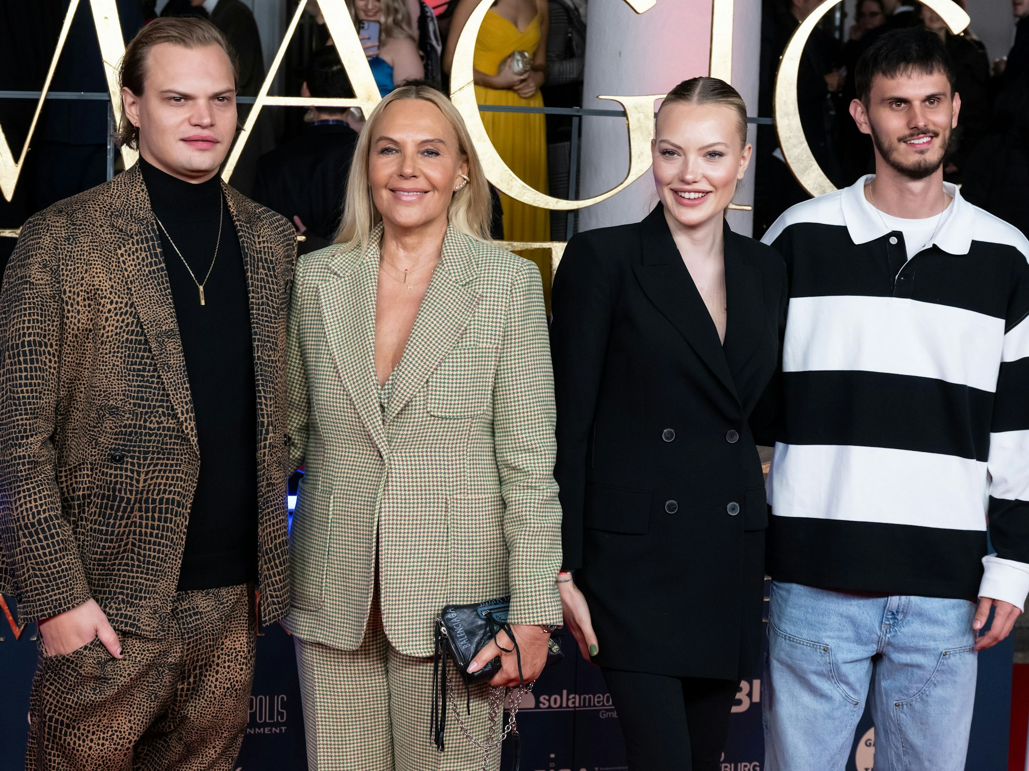 Wilson Gonzalez Ochsenknecht (l-r), Natascha Ochsenknecht, Cheyenne Ochsenknecht und Nino Sifkovits kommen im Gärtnerplatztheater zur Deutschlandpremiere des Films „The Magic Flute – Das Vermächtnis der Zauberflöte“.