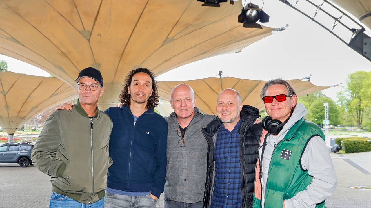 Die Band Brings steht im Tanzbrunnen.