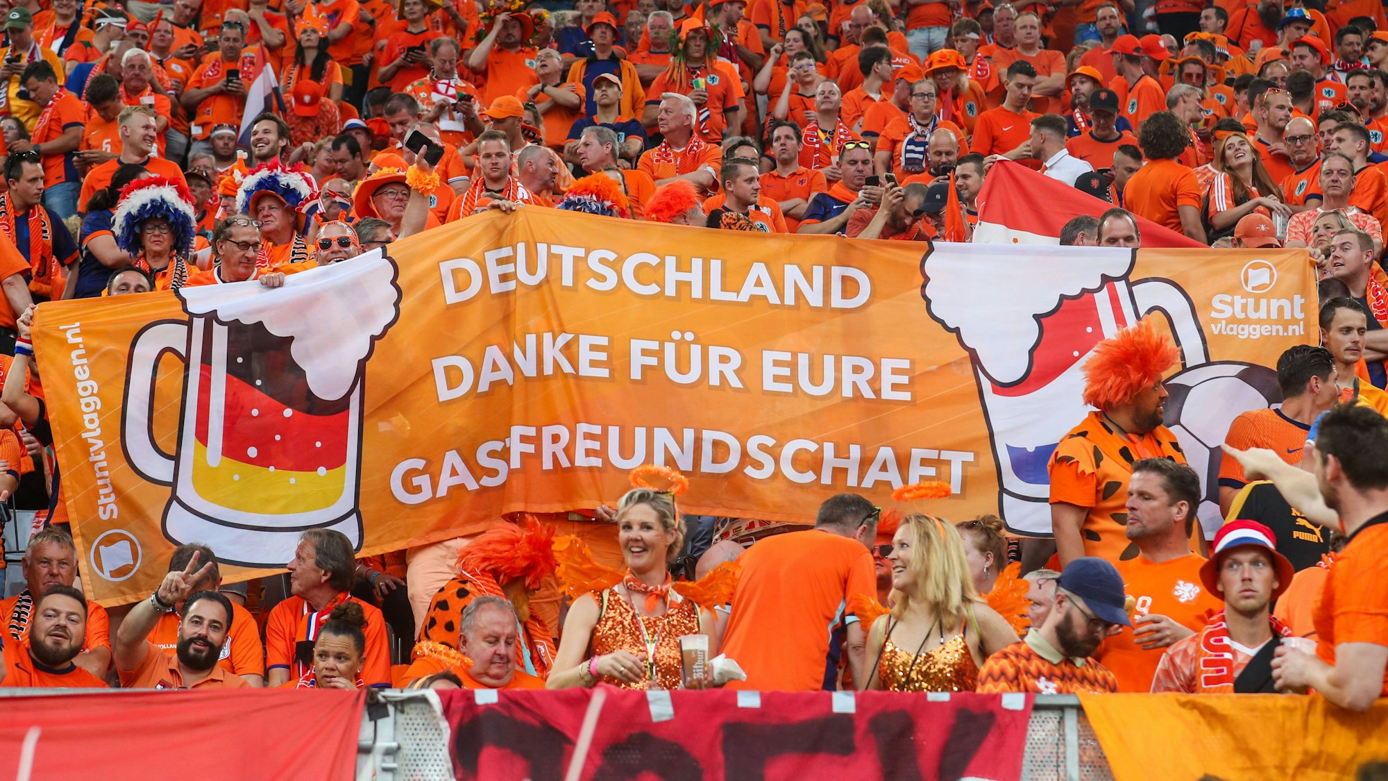 Die Fans der Niederlande mit einem Plakat „Deutschland danke für eure Gastfreundschaft“.