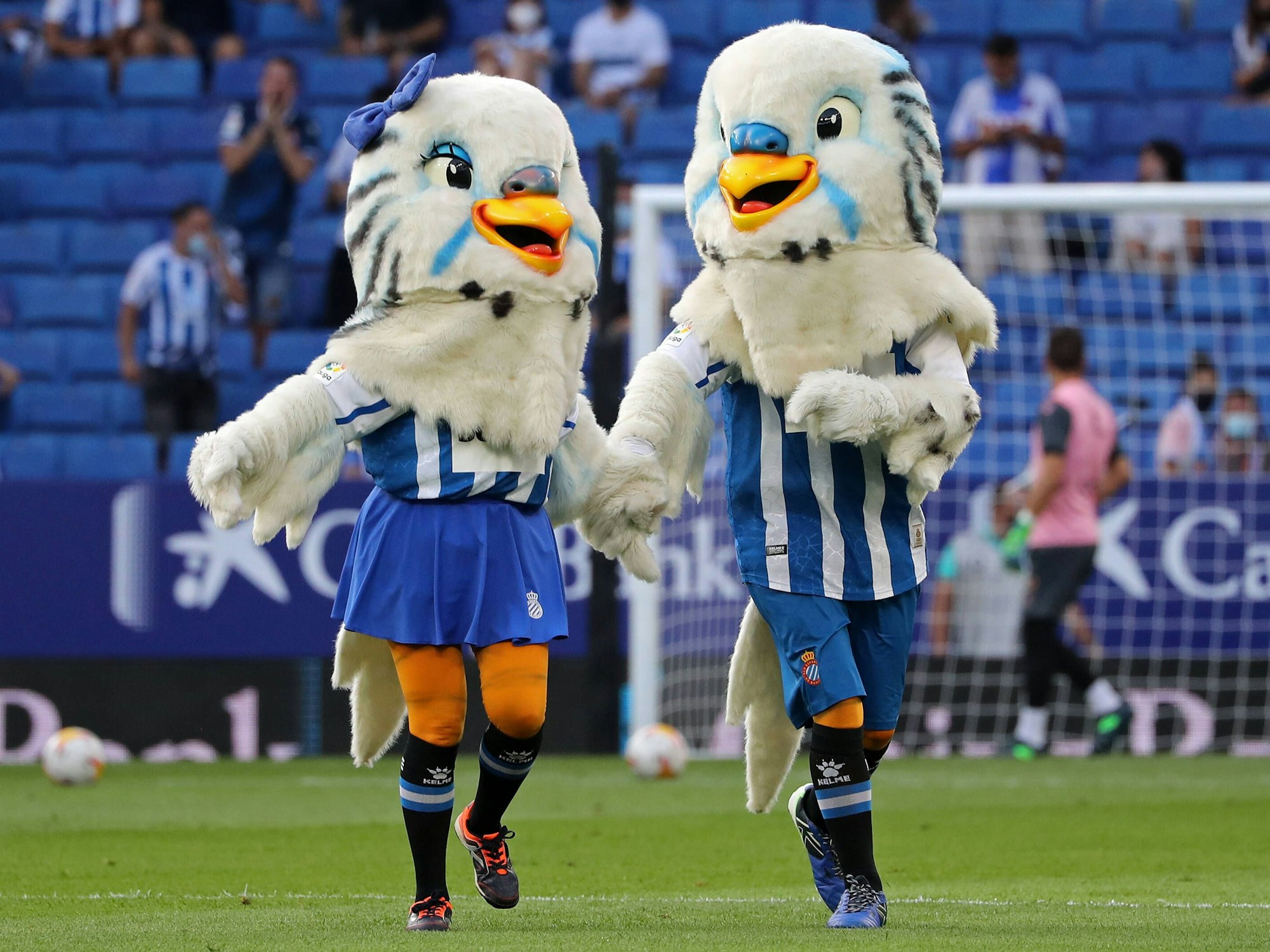 Die beiden Maskottchen von Espanyol Barcelona, ein Sittich-Pärchen, am 21. August 2021 vor einem Heimspiel des Klubs.